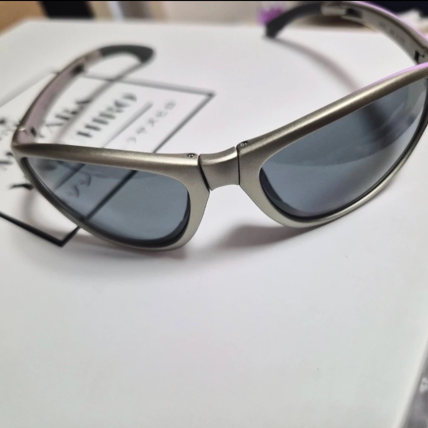 Montbell Trekking Glasses Silver Metallic Light Grey 착용 스타일