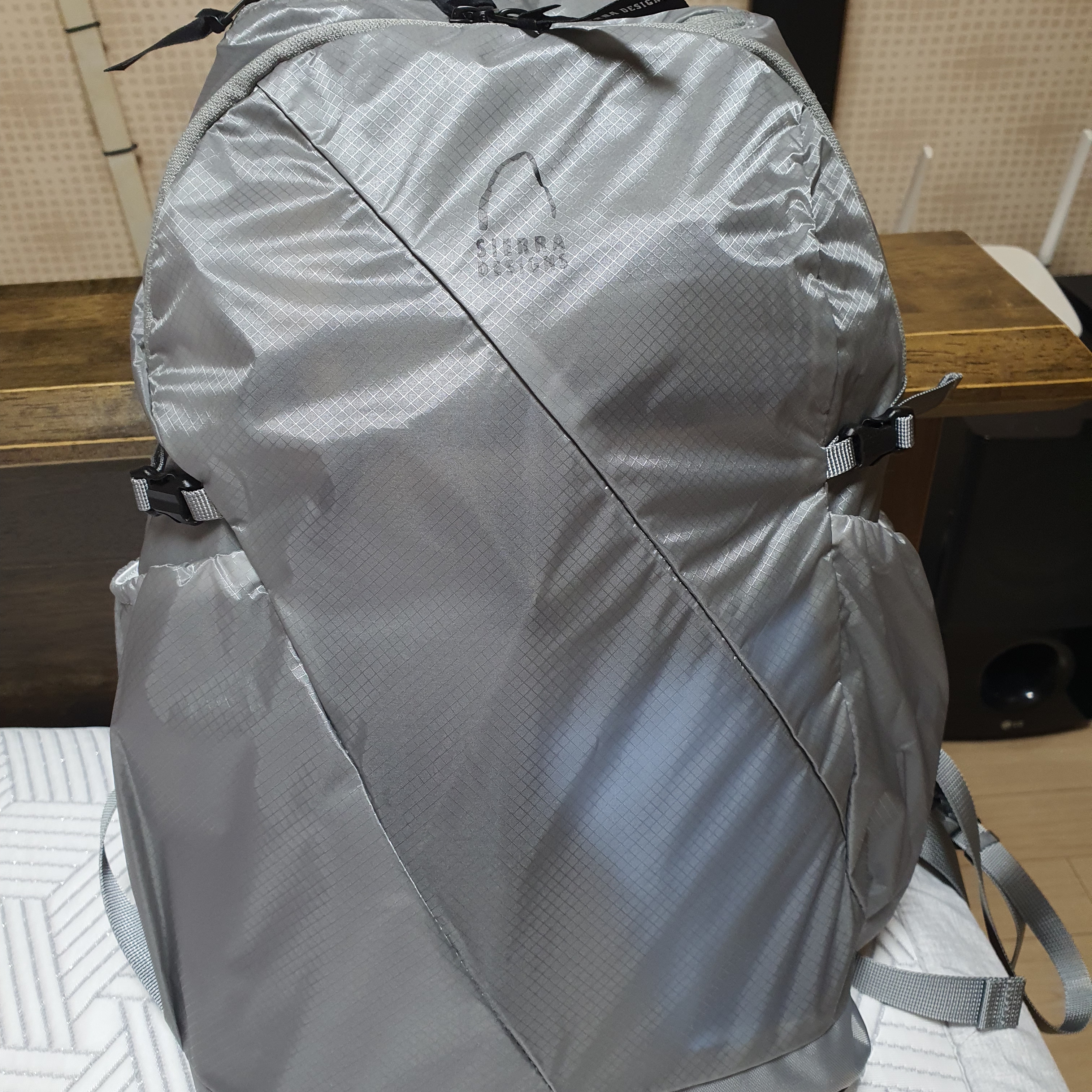 SIERRA DESIGNS Lyell Cordura Ultralight Backpack 18L Grey 착용 스타일 - 5