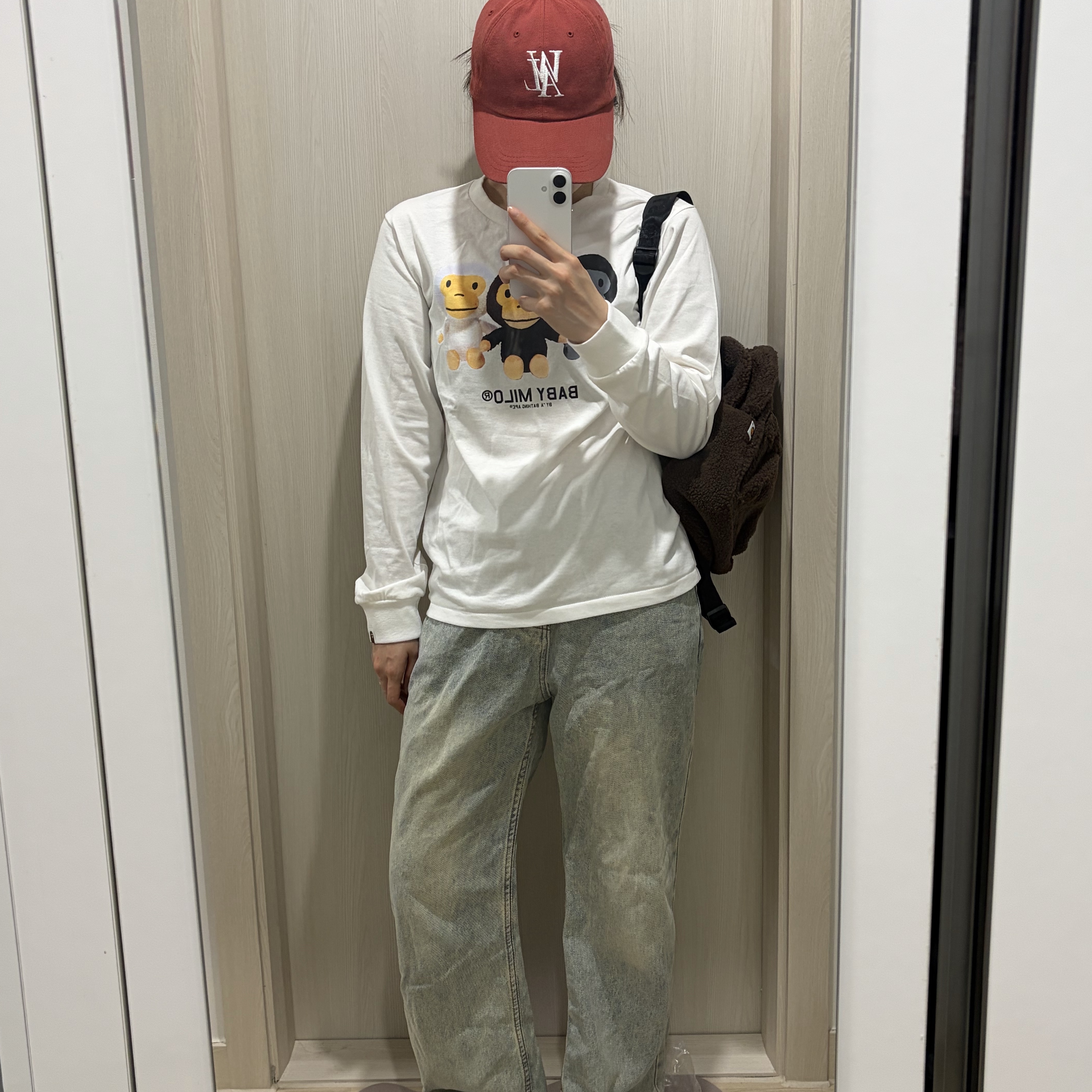 (W) BAPE Baby Milo Photo L/S T-Shirt White, BAPE Baby Milo Mini Fur Backpack Brown 착용 스타일