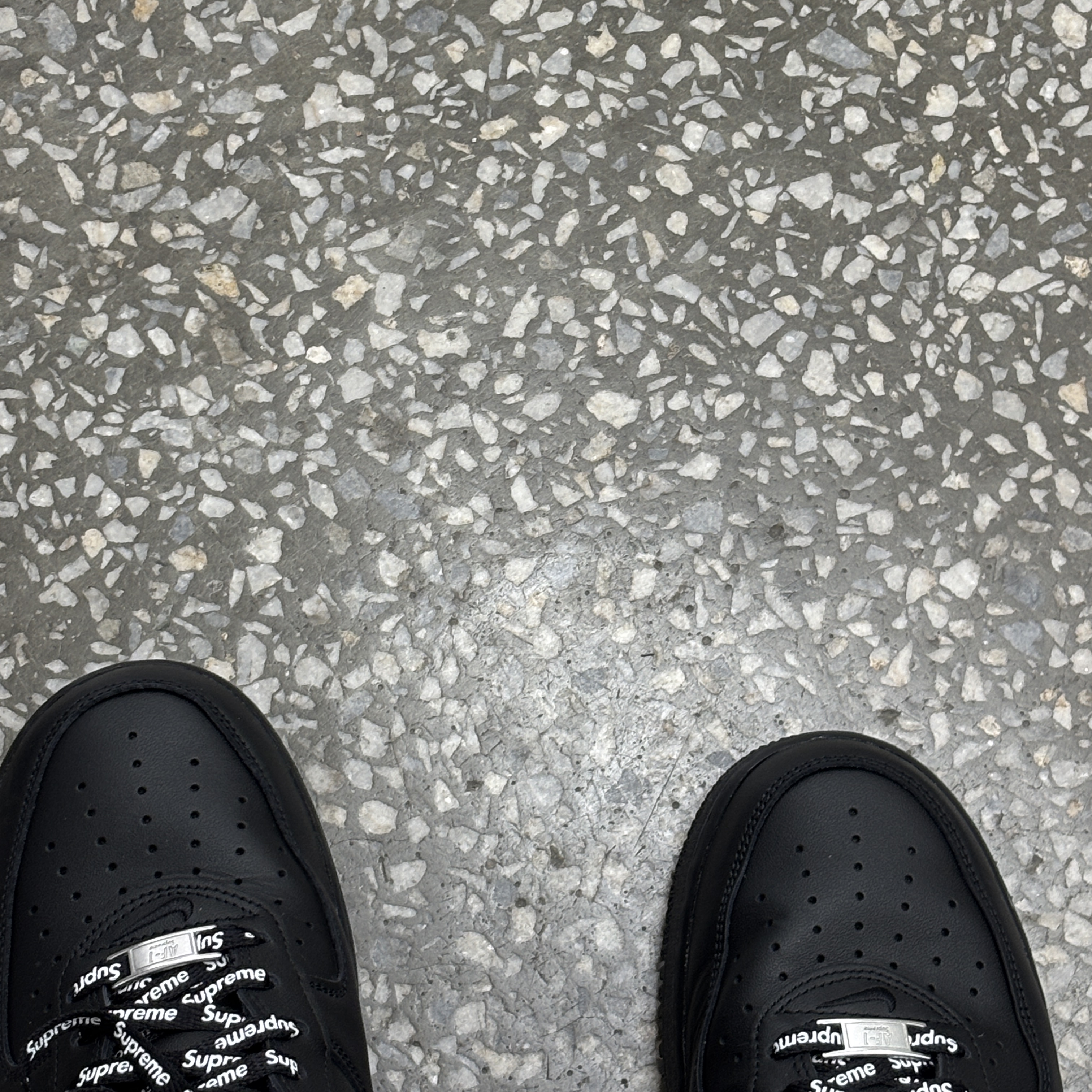 Nike x Supreme Air Force 1 Low Black, Burberry Check Card Case Black Calico 착용 스타일