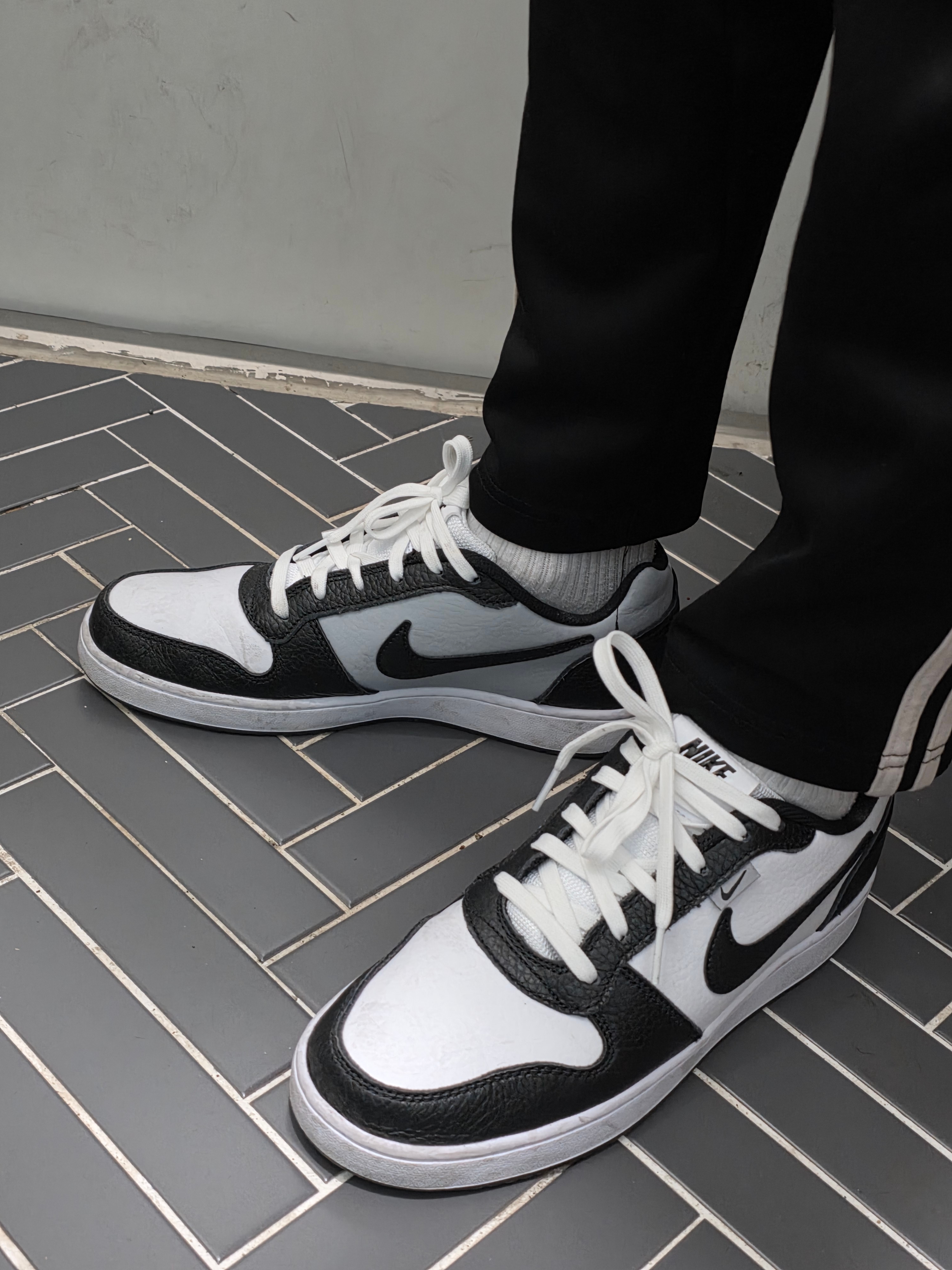 Nike Ebernon Low Premium White Black 착용 스타일