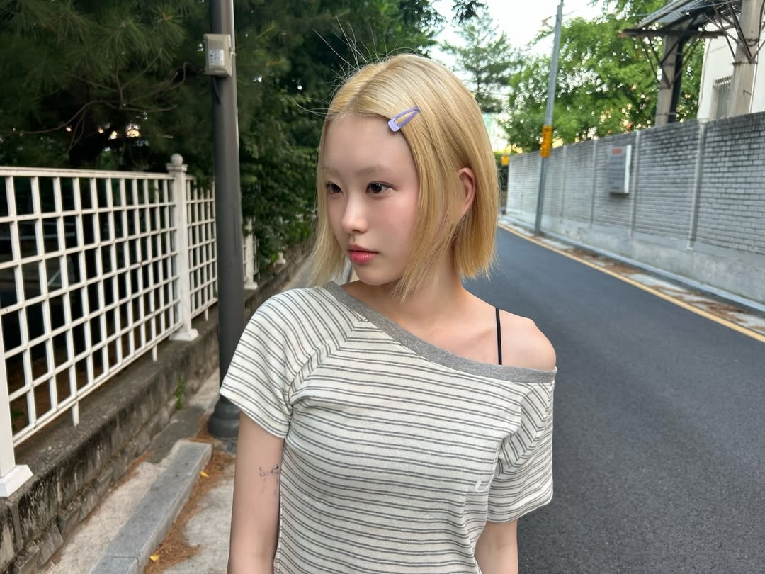 Rosefrantz Stripe One-shoulder T-shirt [Gray] 착용 스타일 - 2