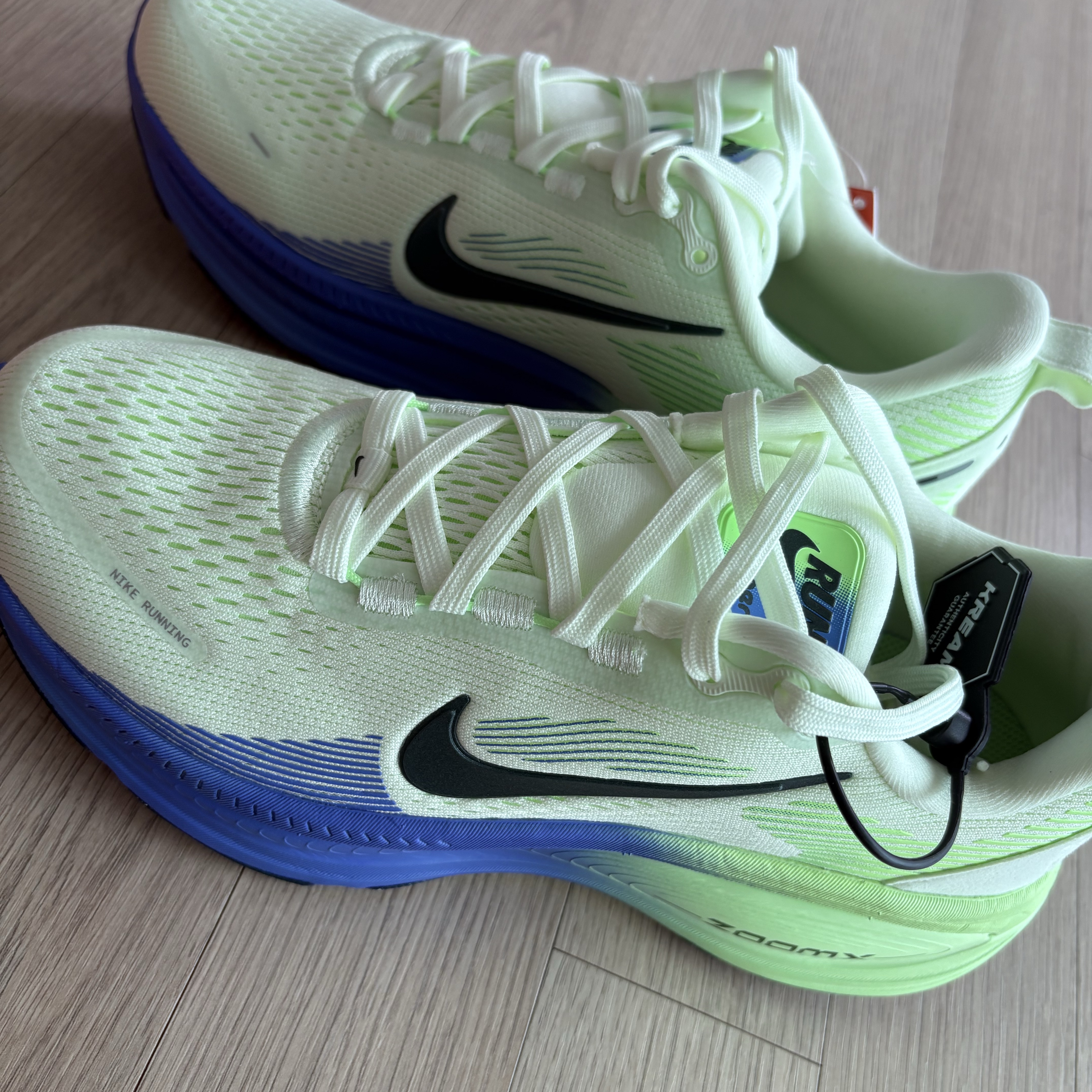 Nike Vomero 18 White Volt Tint 착용 스타일 - 2