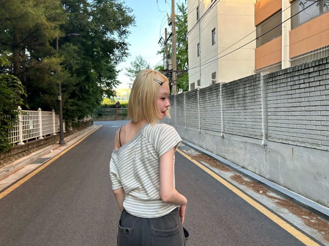 Rosefrantz Stripe One-shoulder T-shirt [Gray] 착용 스타일 - 1