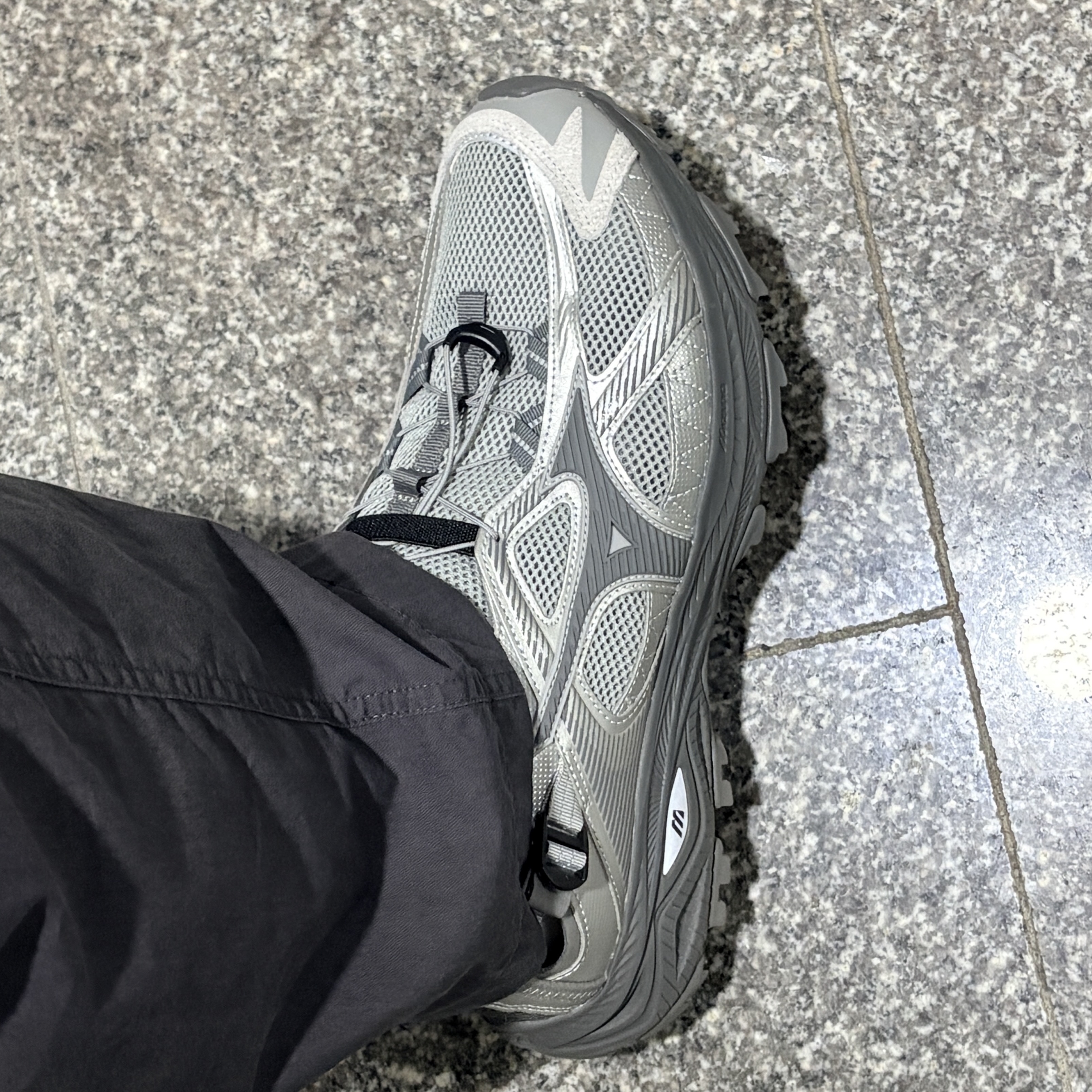 Mizuno Racer Trail SE Silver Grey 착용 스타일 - 2