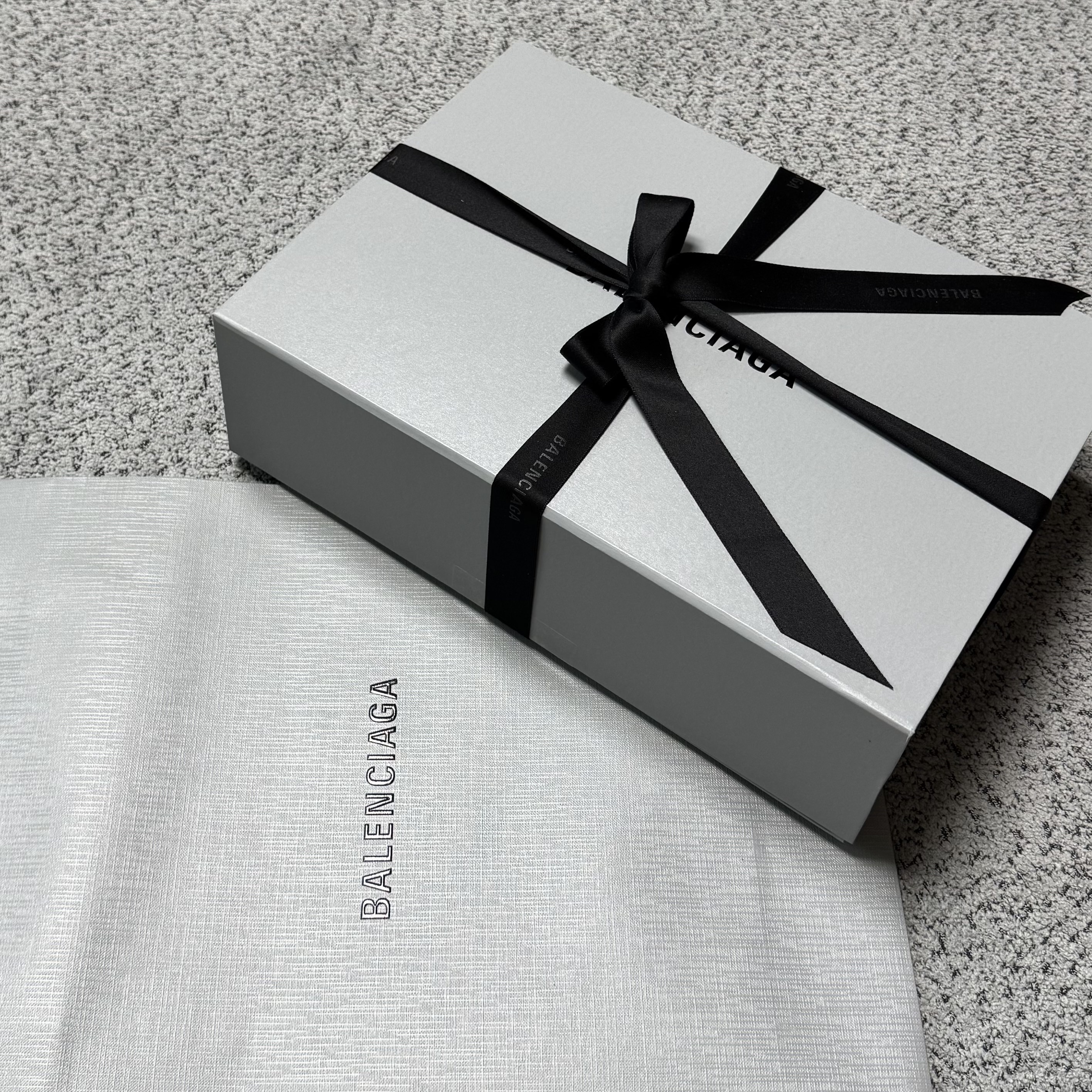 Balenciaga Le City Bag Small Blue Grey 착용 스타일 - 2