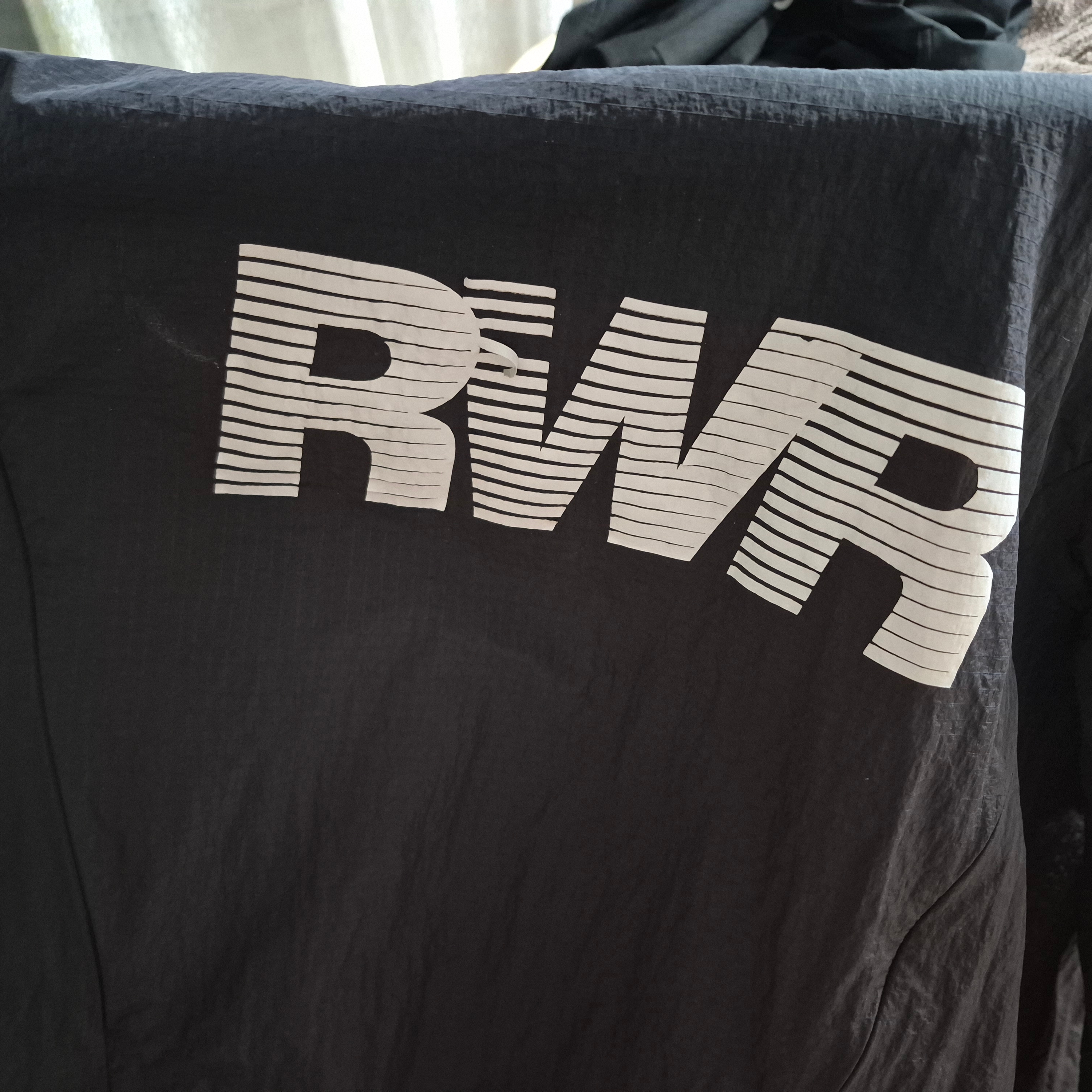 [KREAM 단독] runwhither Windbreaker Jacket V2 Black 착용 스타일