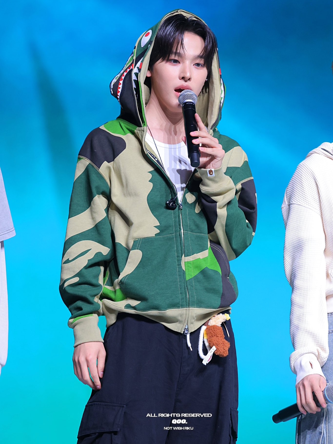 (W) BAPE x Sanrio Characters Kuromi T-Shirt White, BAPE Mega ABC Camo Double Shark Relaxed Fit Full Zip Hoodie Green 착용 스타일 - 2