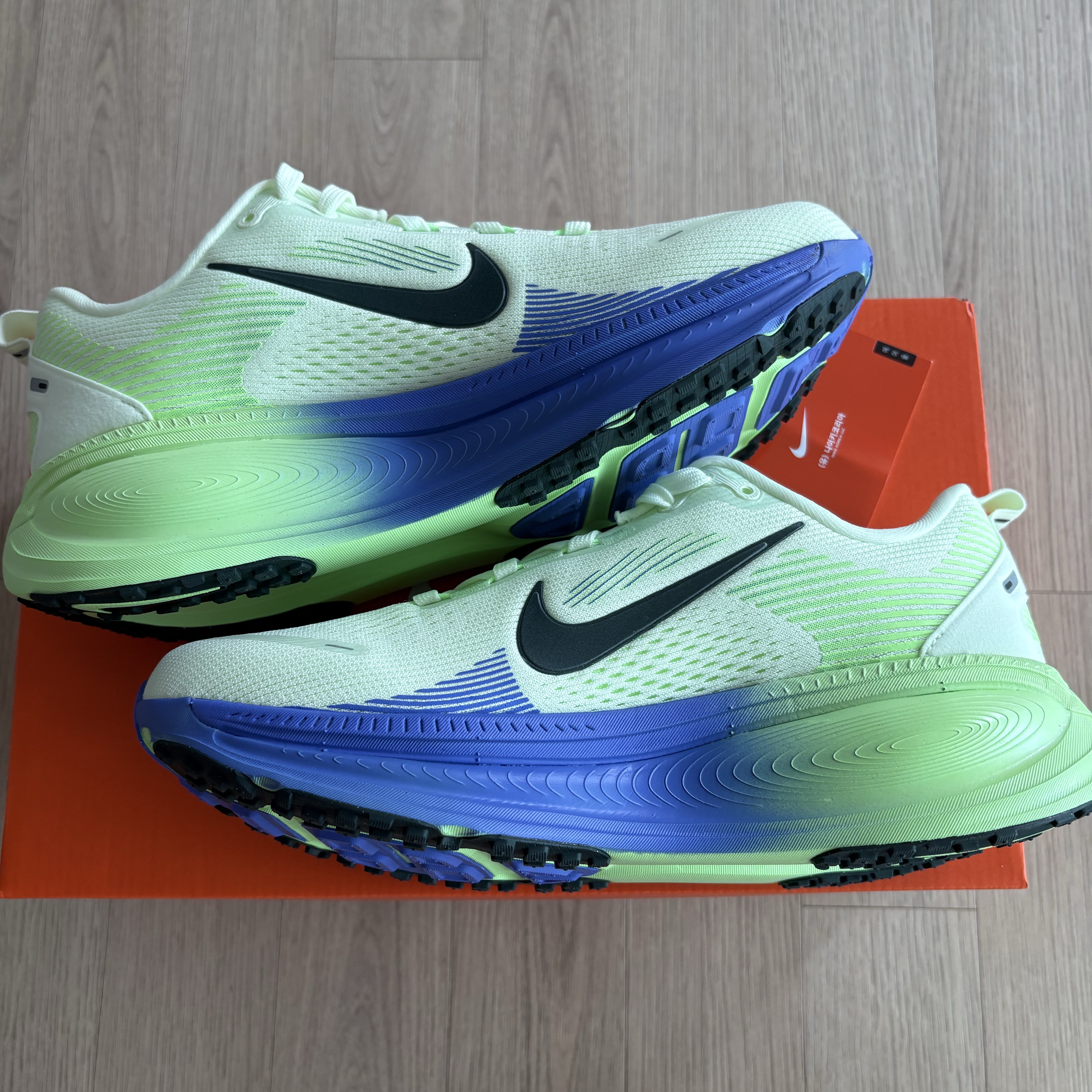 Nike Vomero 18 White Volt Tint 착용 스타일 - 3