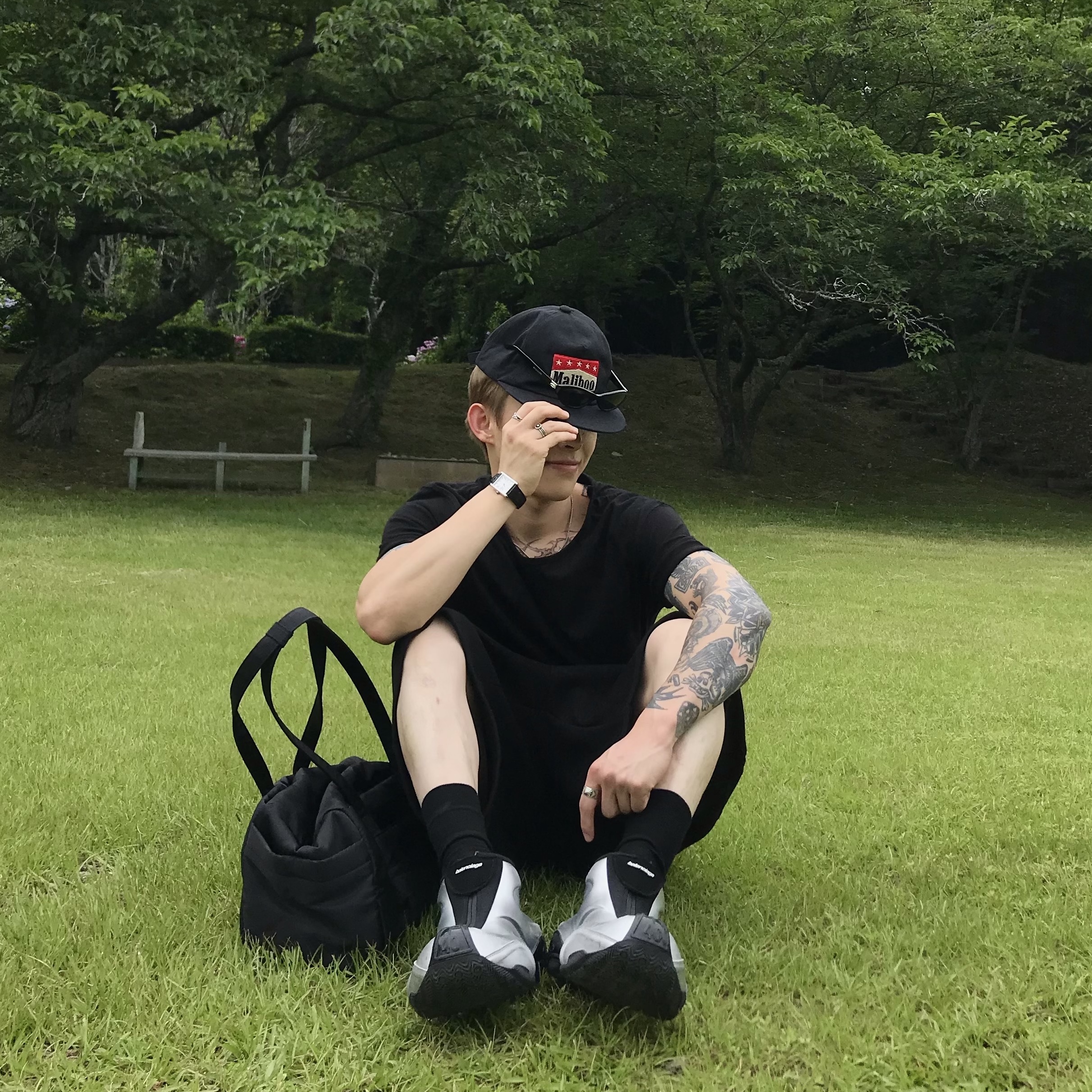 AOIRO 5-Panel Maliboo Cap Black, Balenciaga Basketball Sneakers Silver Black 착용 스타일