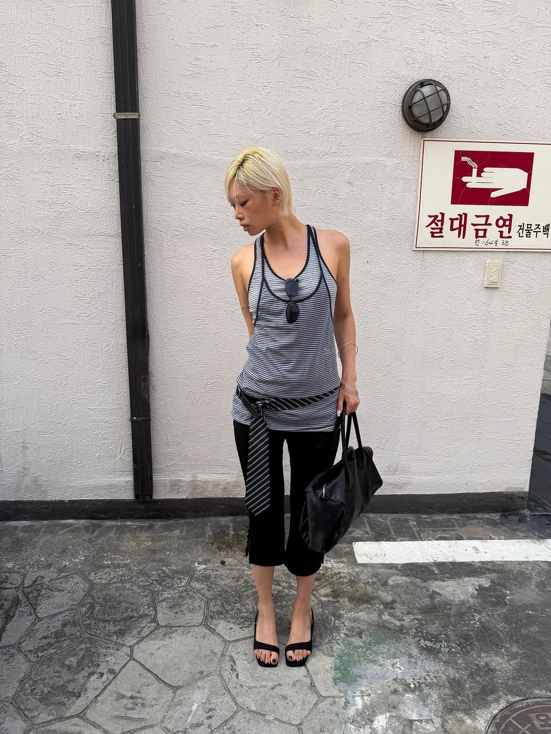 SOMSOC Eve Stripe Layered Long Sleeveless Navy 착용 스타일 - 1