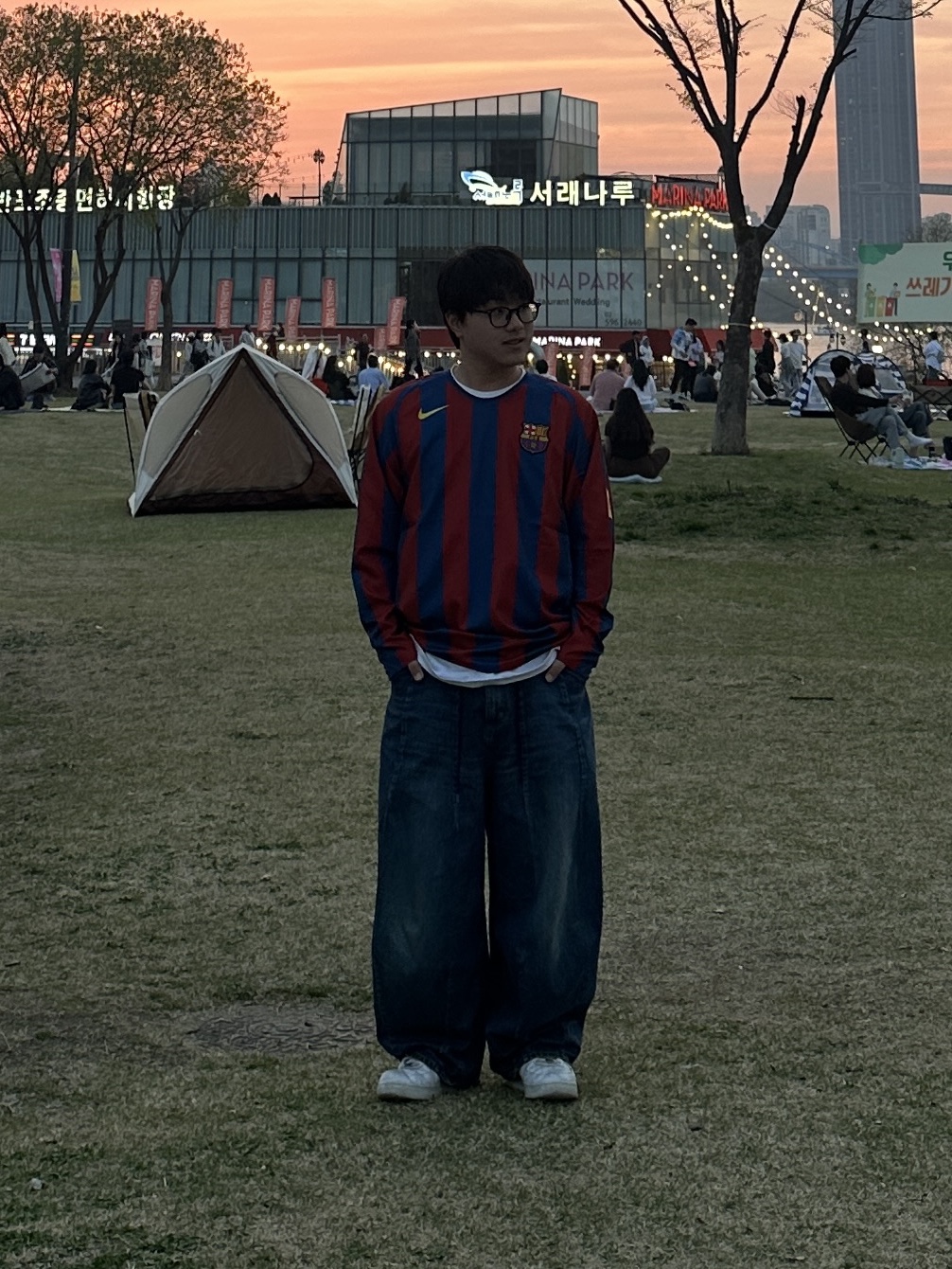 Nike FC Barcelona 2005/06 Retro Soccer Replica Long-Sleeve Jersey (HQ1461-471) (Non Marking Ver.), Nike Ronaldinho FC Barcelona 2005/06 Retro Soccer Replica Long-Sleeve Jersey (HQ1462-471) (Marking Ver.) 착용 스타일 - 1