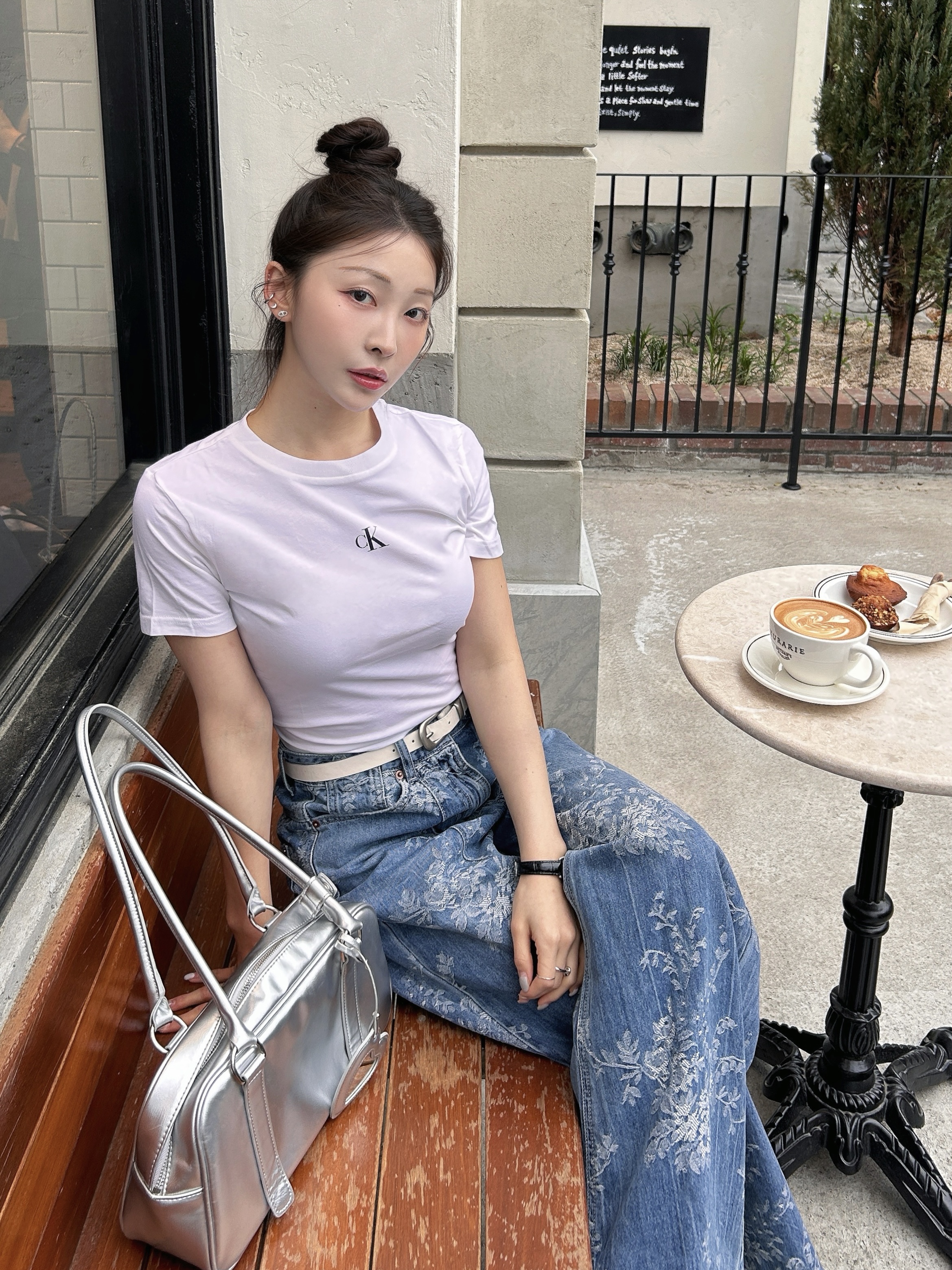 (W) Calvin Klein Rib Cropped Slim Fit T-Shirt Bright White 착용 스타일 - 1
