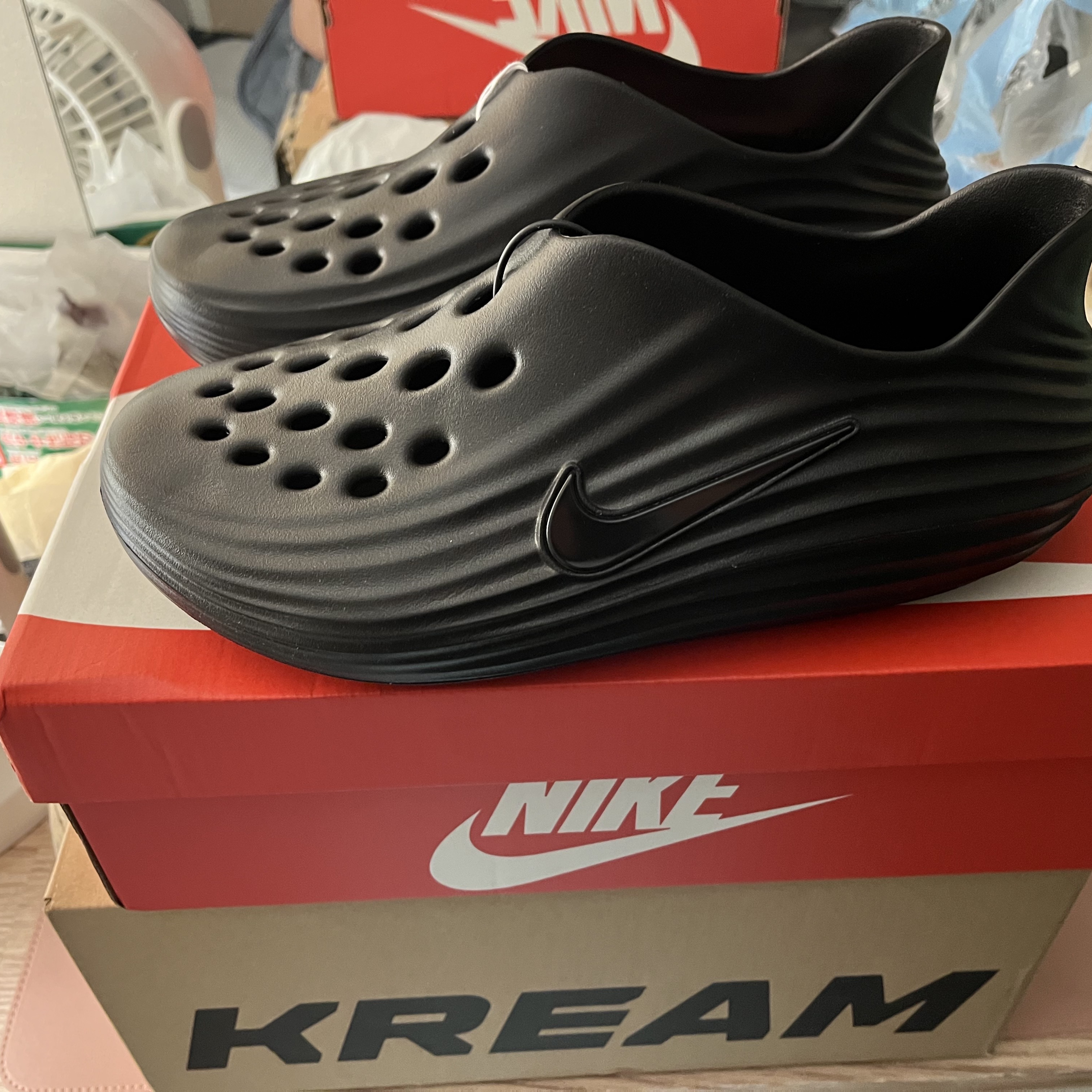Nike ReactX Rejuven8 Triple Black 착용 스타일 - 1