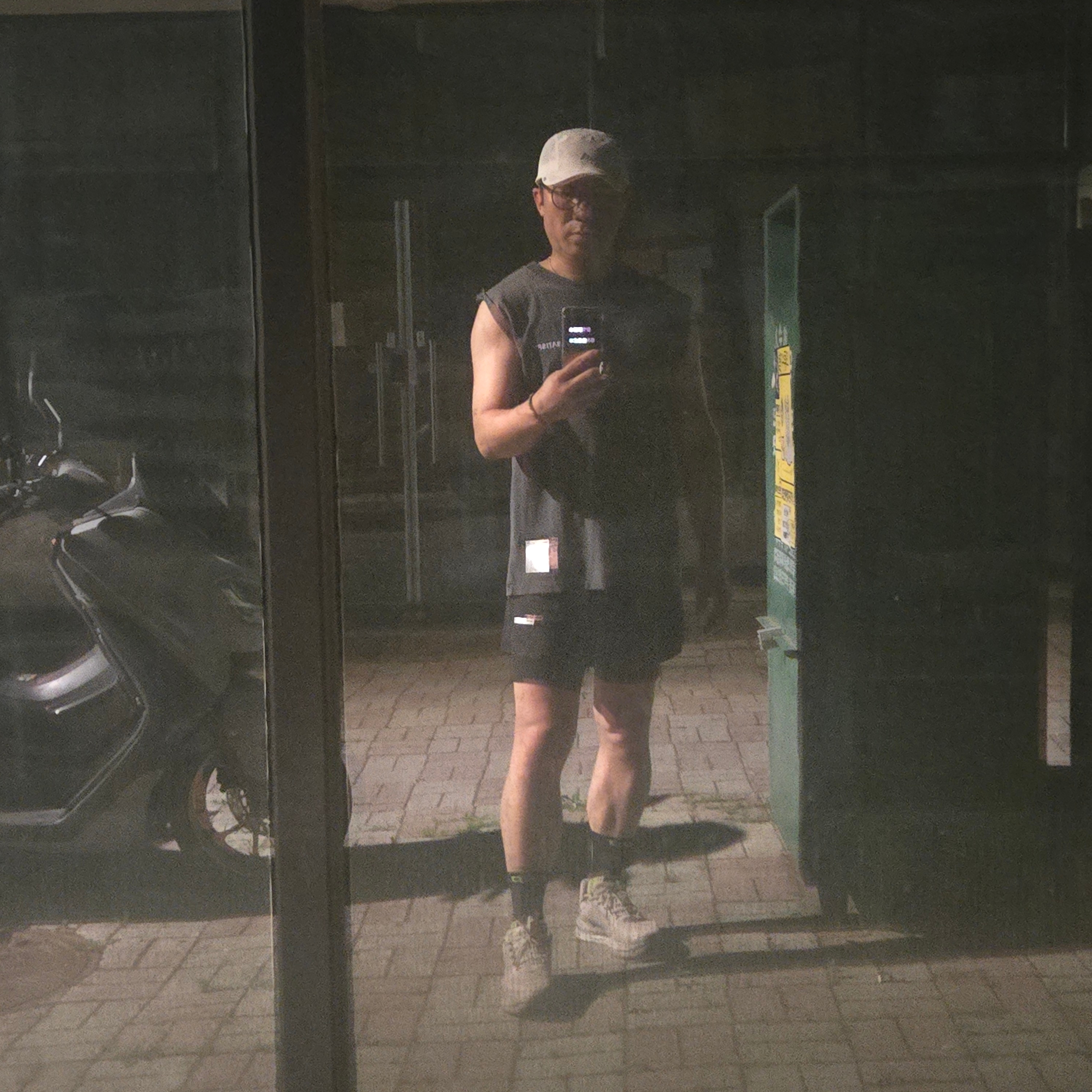 Satisfy Mothtech Muscle T-Shirt Aged Black, Satisfy Techsilk 8 Inch Shorts Black 착용 스타일