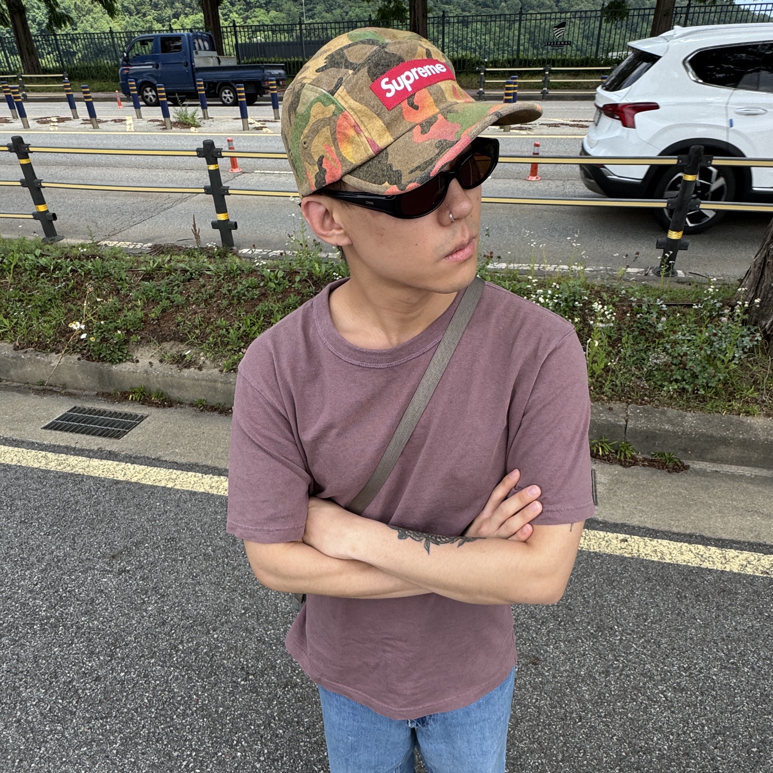 Supreme Shoulder Bag Woodland Camo - 24SS, Supreme Washed Canvas Camp Cap Tan Camo - 24SS 착용 스타일 - 2