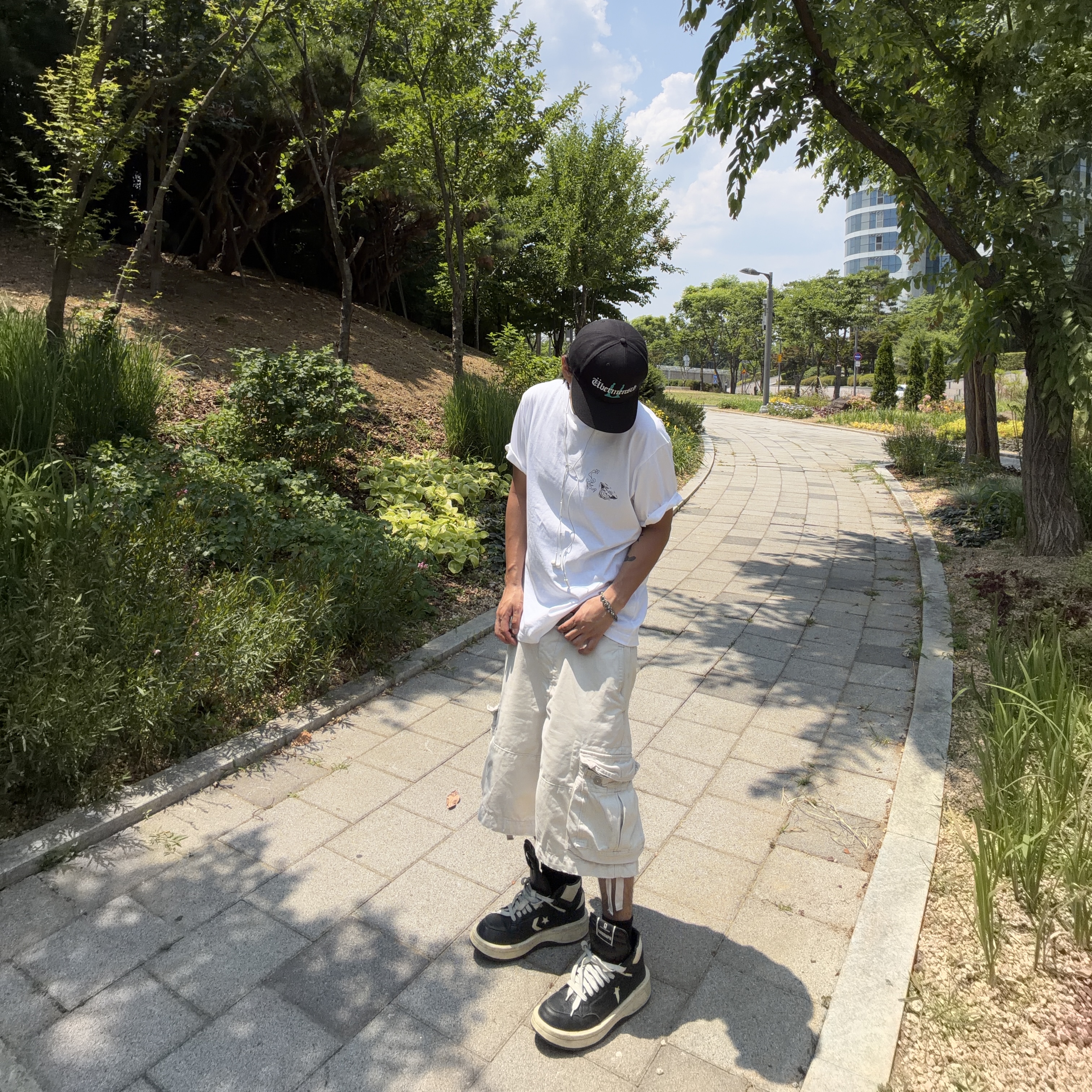 Uniqlo UT Shueisha 100th Anniversary Jujutsu Kaisen T-Shirt White, Converse x Drkshdw Turbowpn Black Cream 착용 스타일 - 2