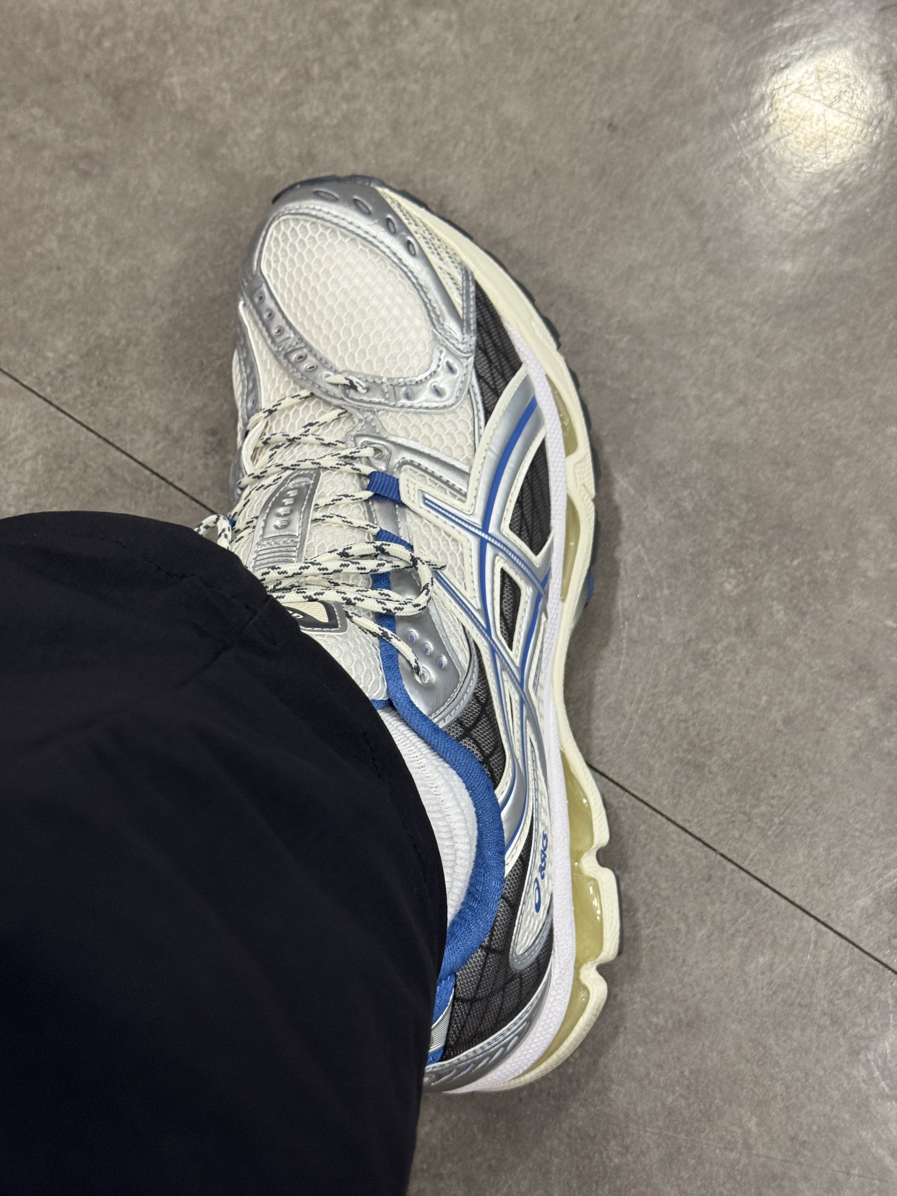 Asics Gel-Nimbus 10.1 Cream Polar Night 착용 스타일