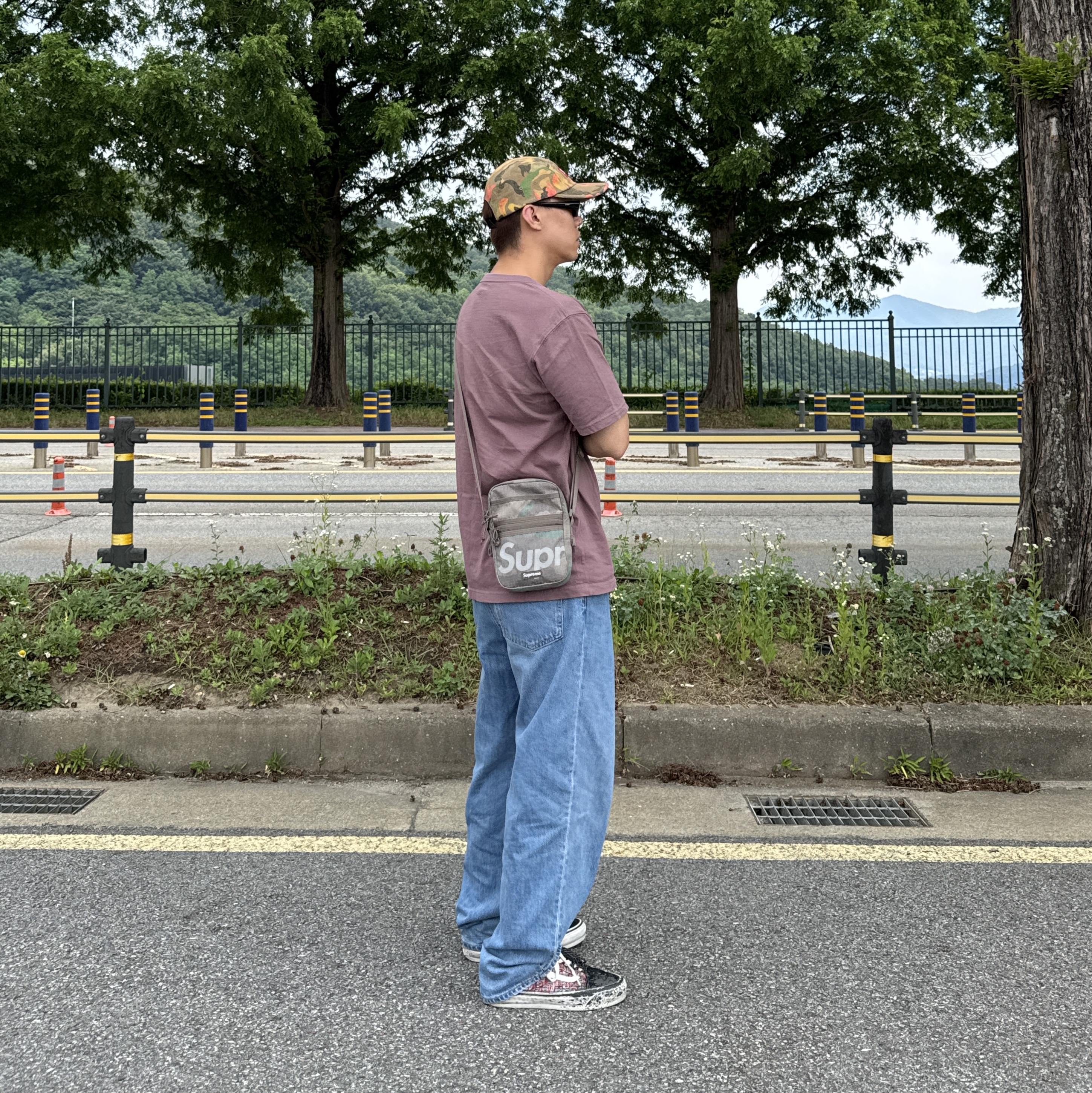Supreme Shoulder Bag Woodland Camo - 24SS, Supreme Washed Canvas Camp Cap Tan Camo - 24SS 착용 스타일 - 5