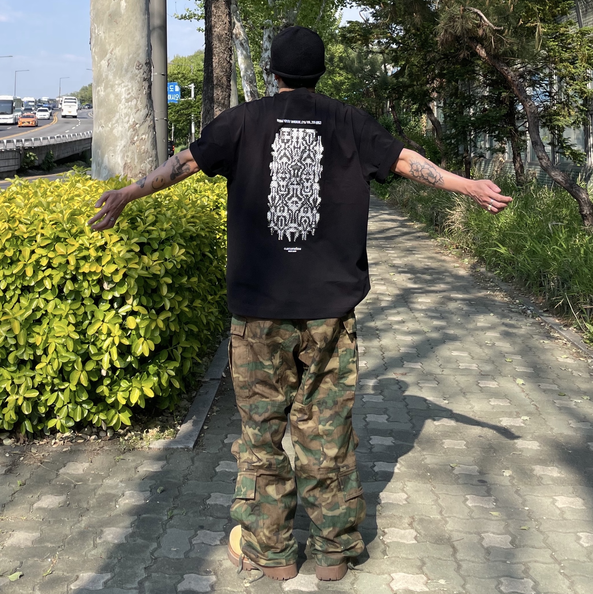 Farfromwhat Far Camo Cargo Pants Green 착용 스타일