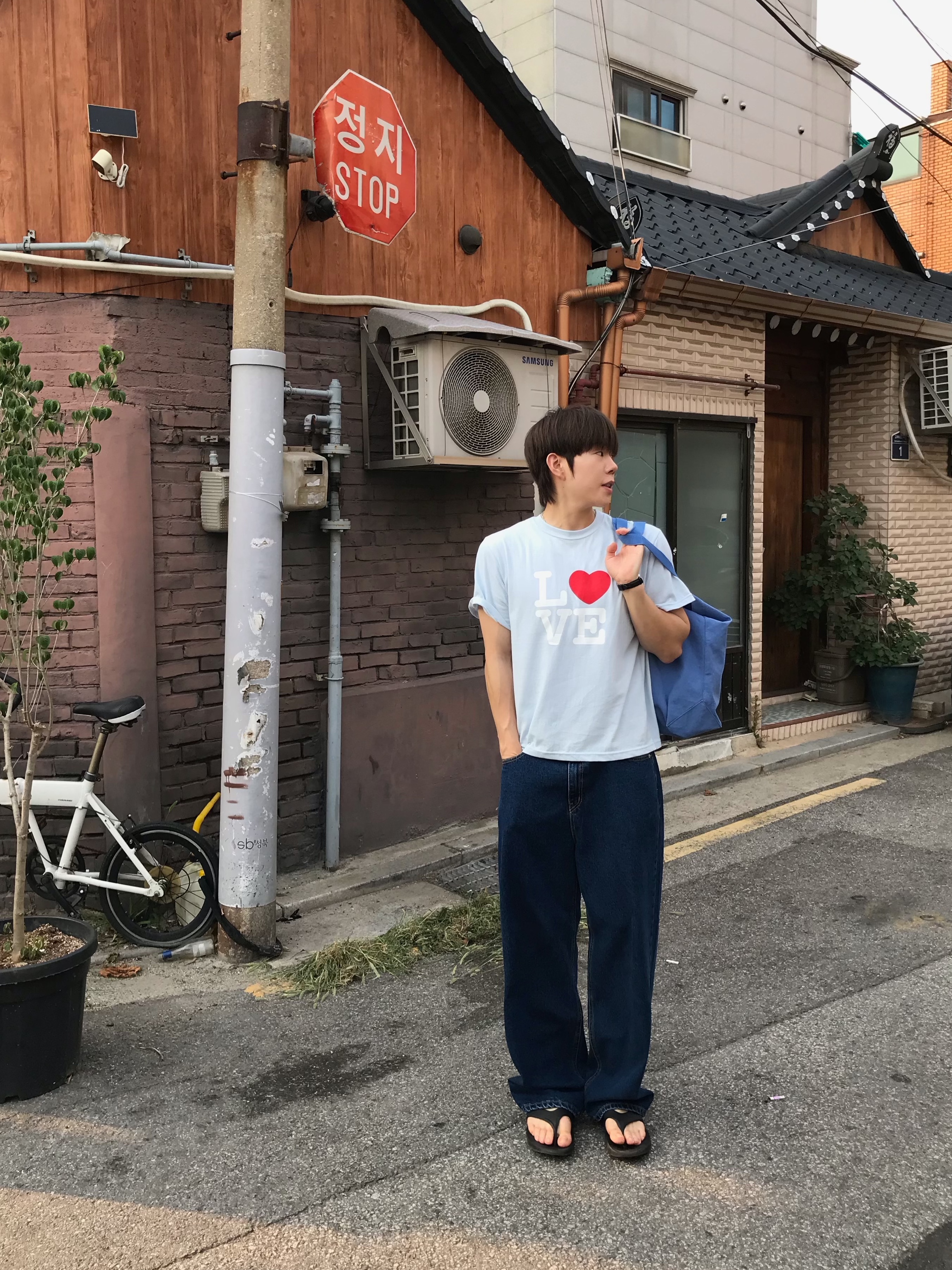 TOWTOW.ARCHIVE Timeless Twist Wristlet V3_Black&Silver, Millo Archive French Dyeing Tote Bag Pastel Blue 착용 스타일 - 2