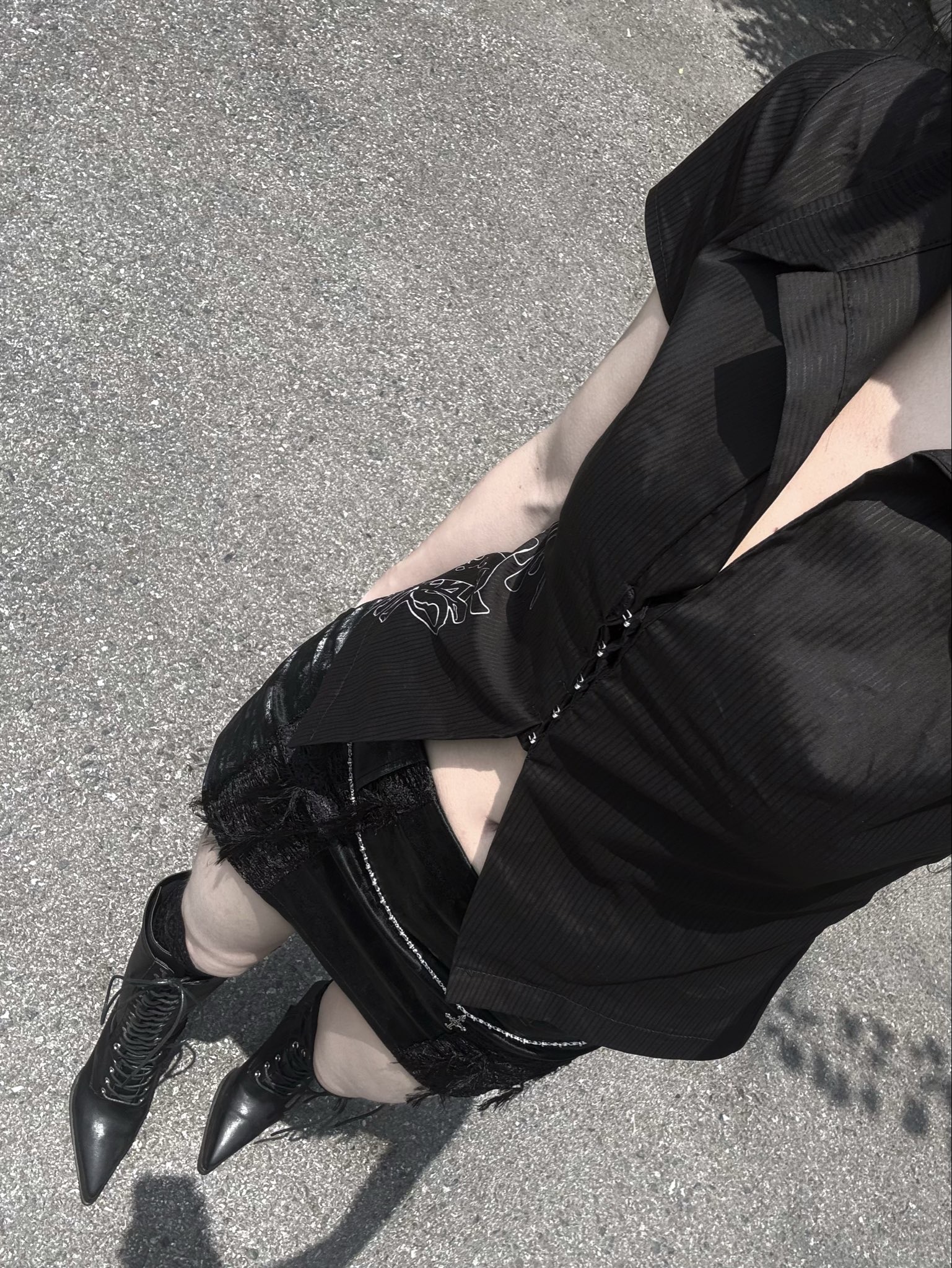 SØAR Lace Leather Chain Short Skirt Black, SØAR Born Hook-Slit Shirt Black 착용 스타일 - 3