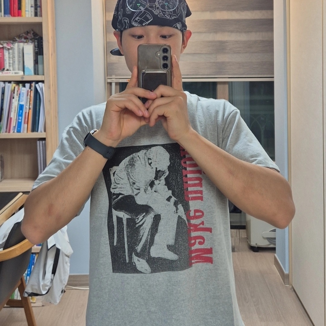 AMOU Trouble Half T-Shirts Gray 착용 스타일