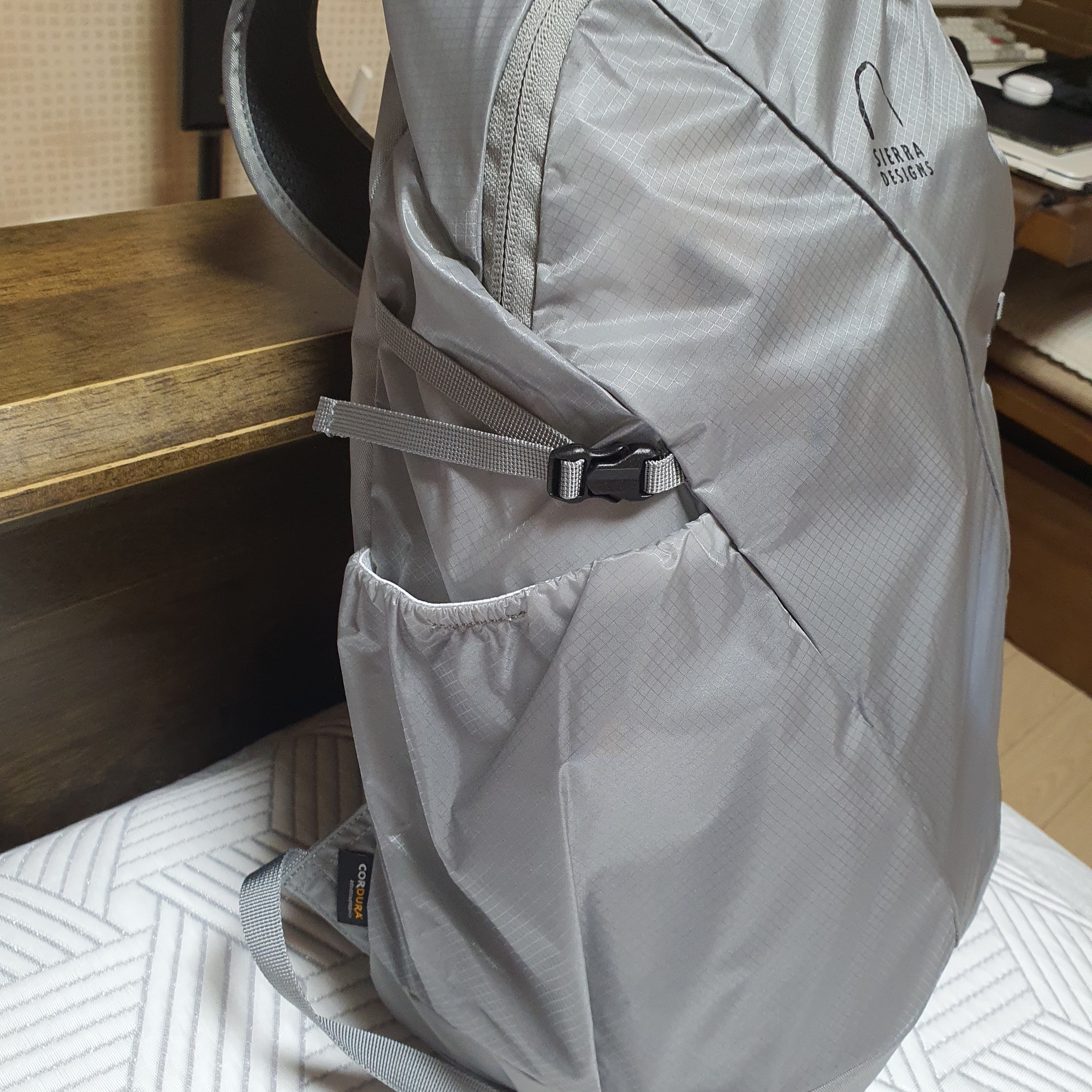 SIERRA DESIGNS Lyell Cordura Ultralight Backpack 18L Grey 착용 스타일 - 3