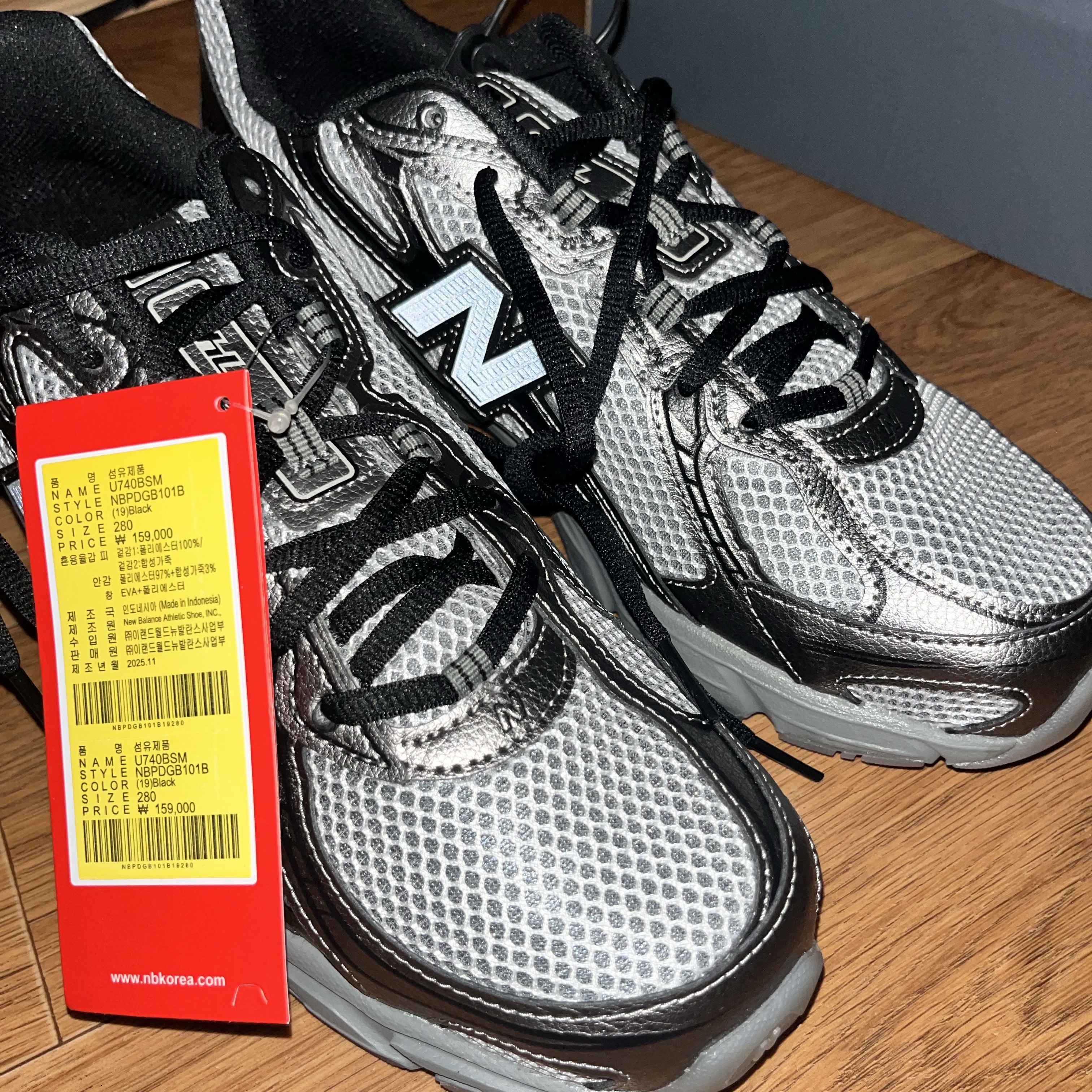 New Balance 740 Dark Silver Metallic 착용 스타일