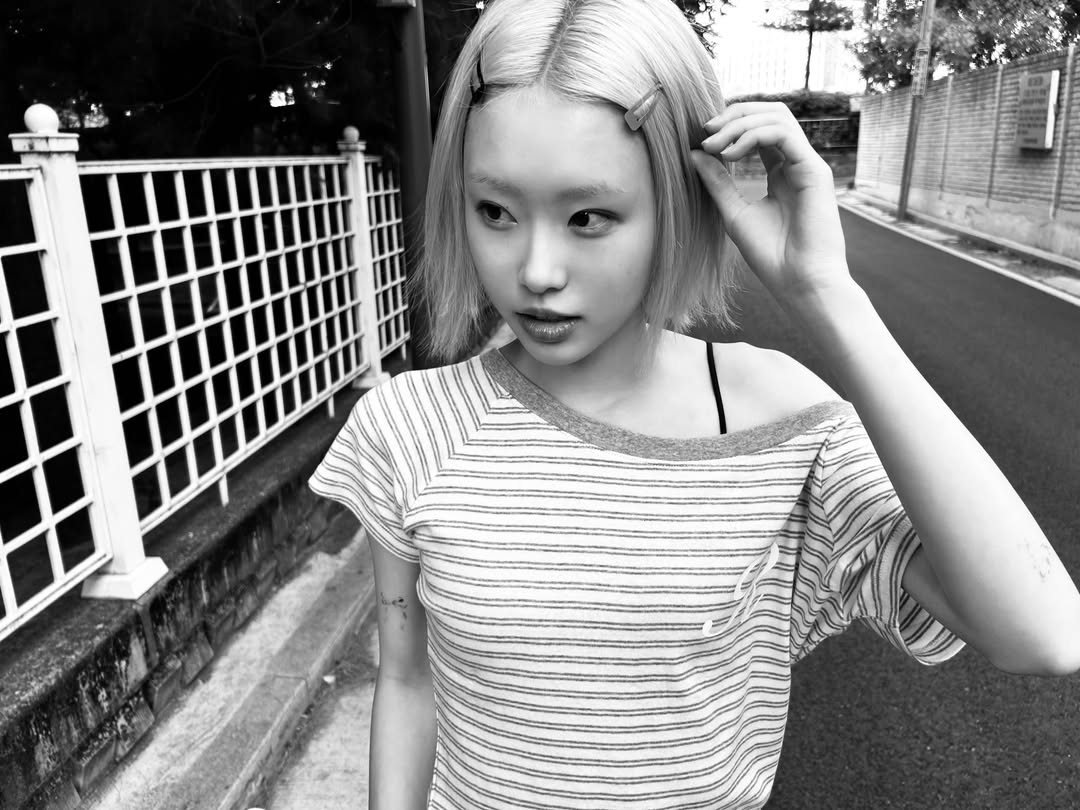 Rosefrantz Stripe One-shoulder T-shirt [Gray] 착용 스타일 - 5