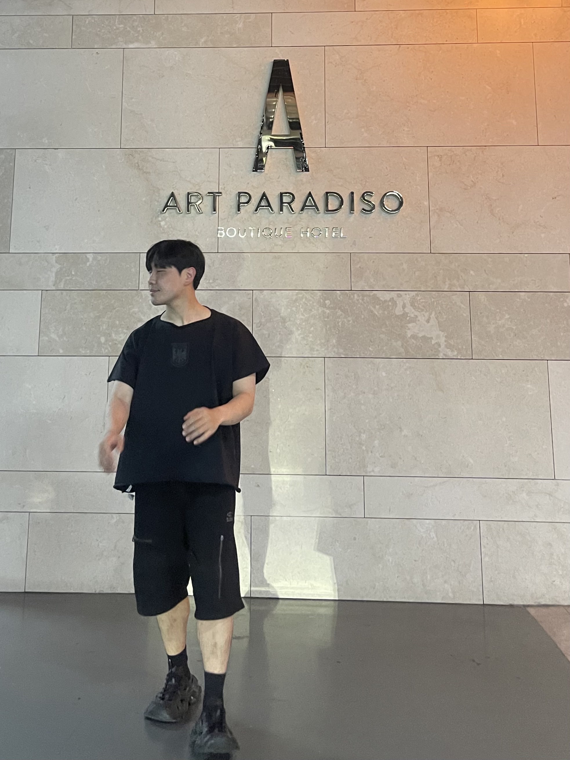 Balenciaga HD Lace-Up Sneakers Black, Yeezy Vultures Box T-Shirt Black 착용 스타일