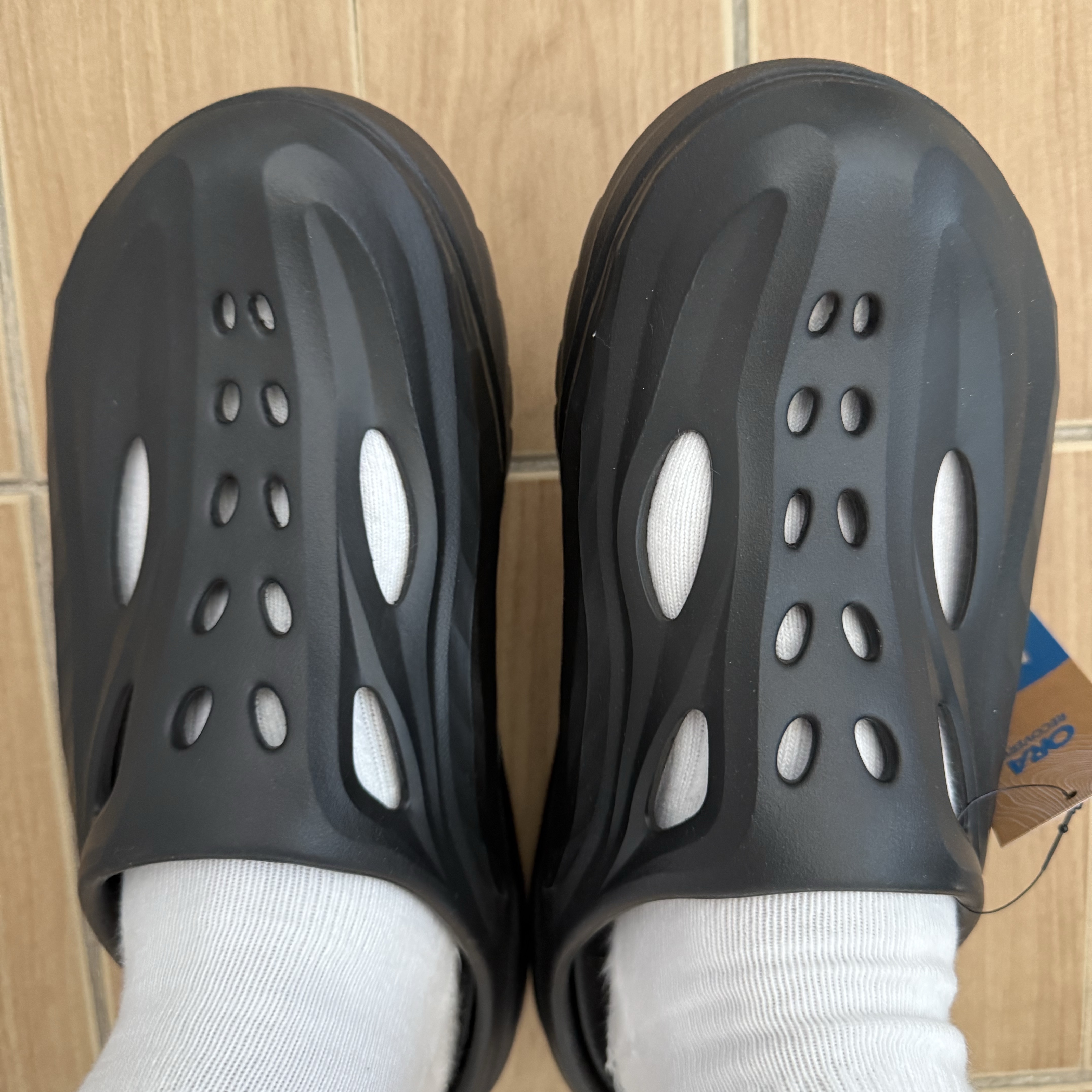 Hoka Ora Recovery Mule Black 착용 스타일