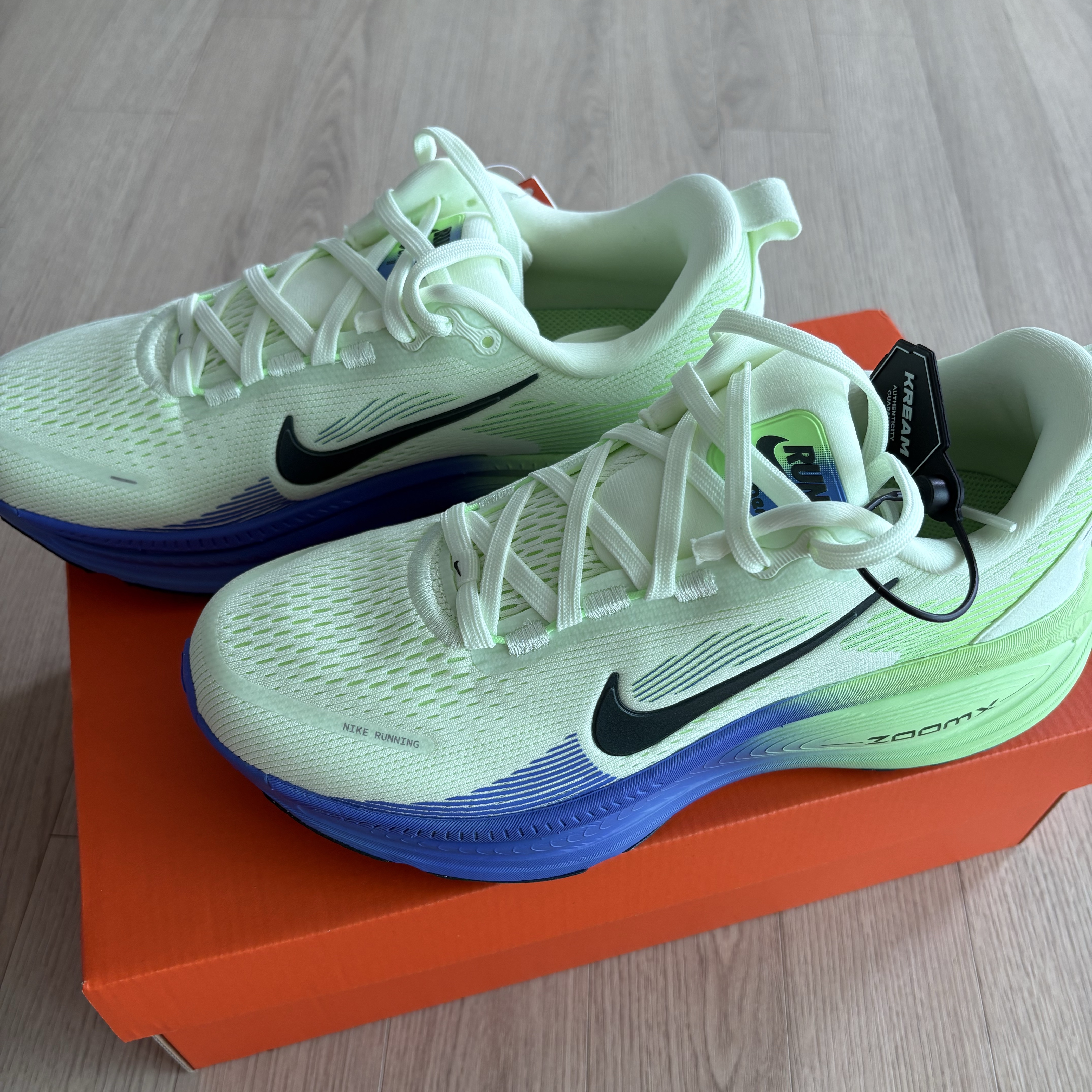 Nike Vomero 18 White Volt Tint 착용 스타일 - 1