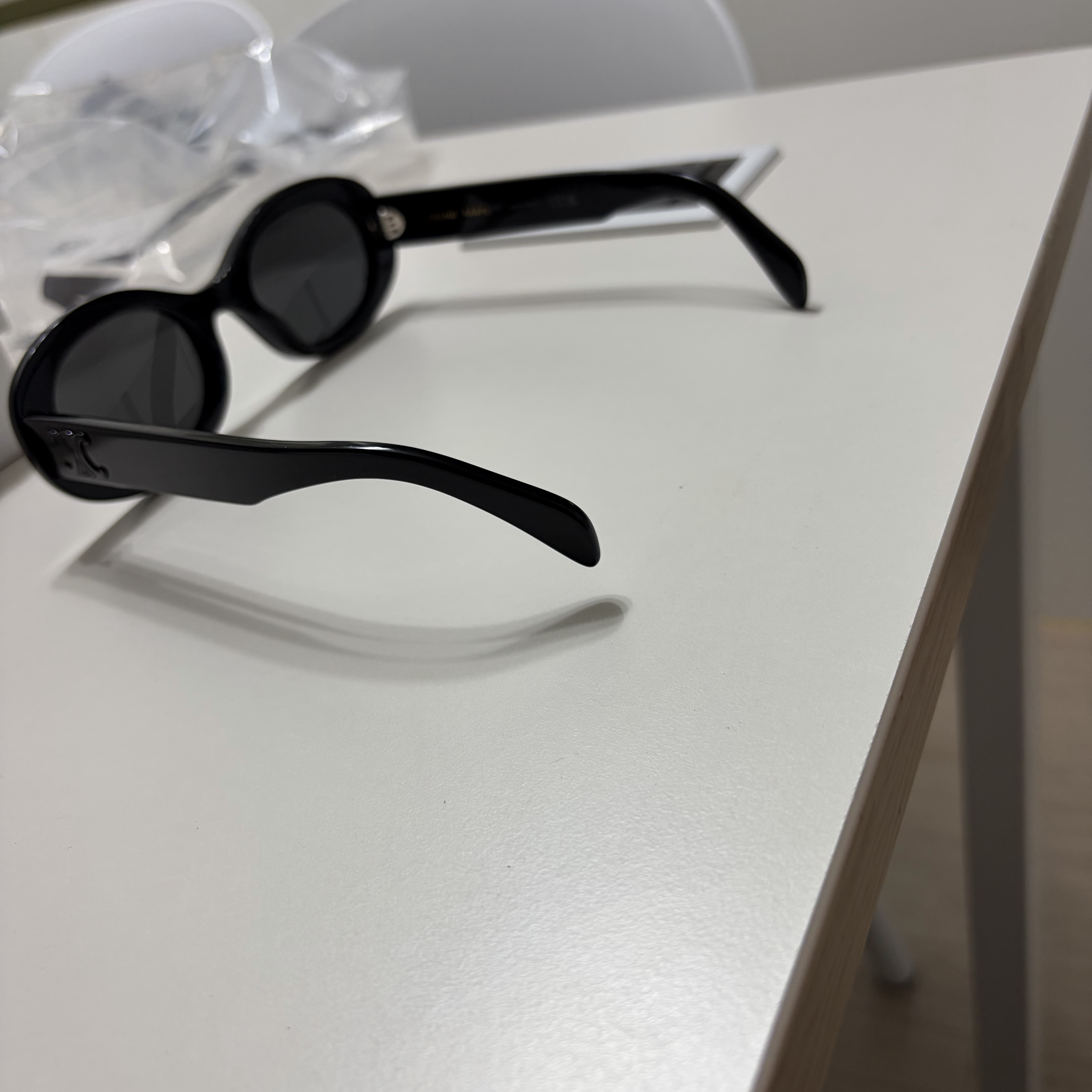 (W) Celine Triomphe 01 Sunglasses in Acetate Black Black 착용 스타일