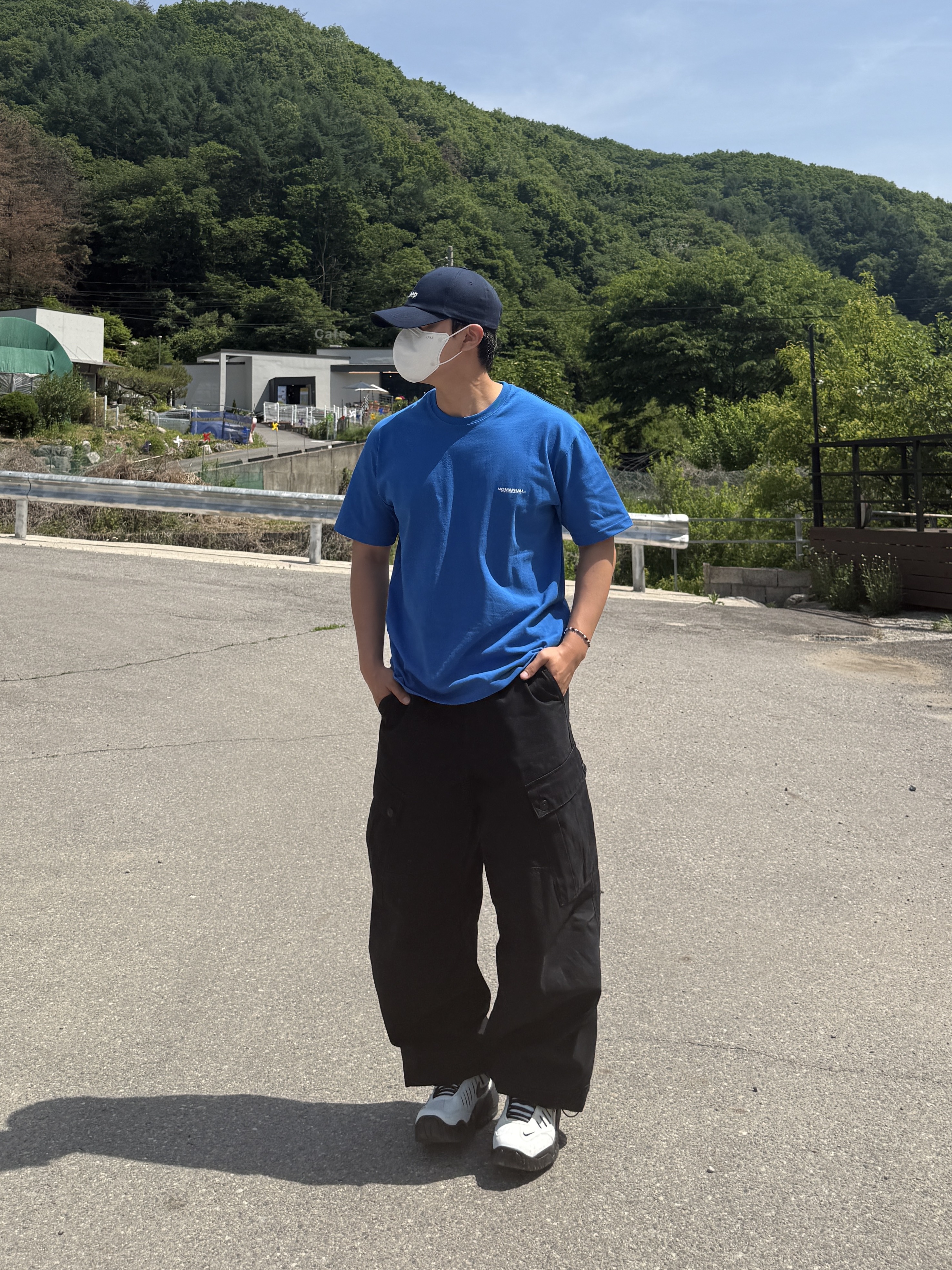 Nike x Ambush Air Adjust Force SP Summit White and Black, Nike x Ambush Air Adjust Force SP University Blue and Habanero Red 착용 스타일 - 1