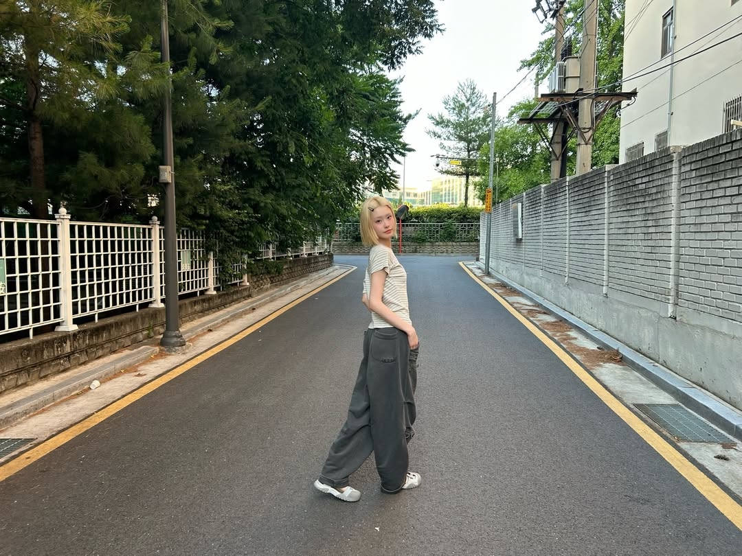 Rosefrantz Stripe One-shoulder T-shirt [Gray] 착용 스타일 - 3