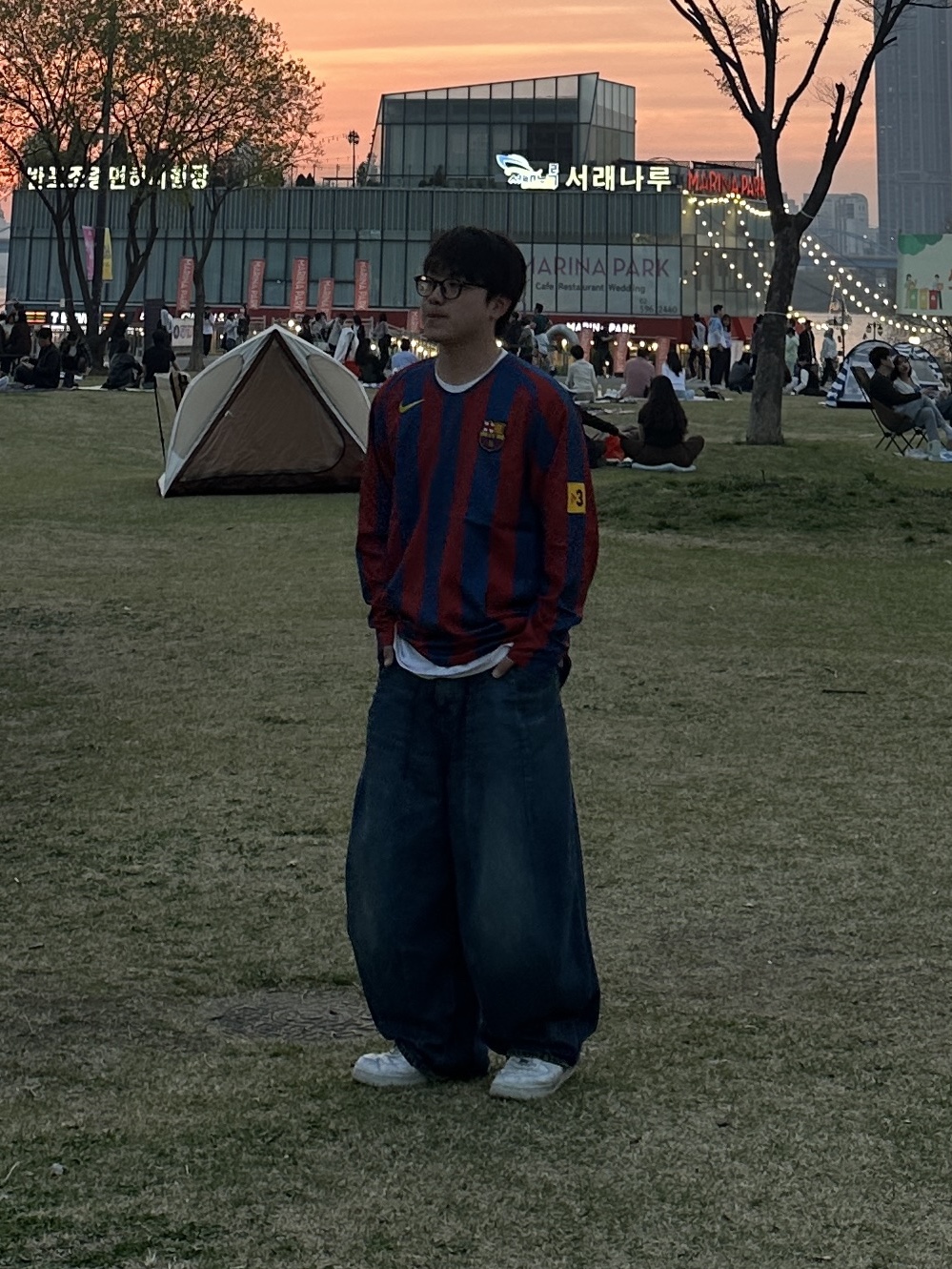 Nike FC Barcelona 2005/06 Retro Soccer Replica Long-Sleeve Jersey (HQ1461-471) (Non Marking Ver.), Nike Ronaldinho FC Barcelona 2005/06 Retro Soccer Replica Long-Sleeve Jersey (HQ1462-471) (Marking Ver.) 착용 스타일 - 2