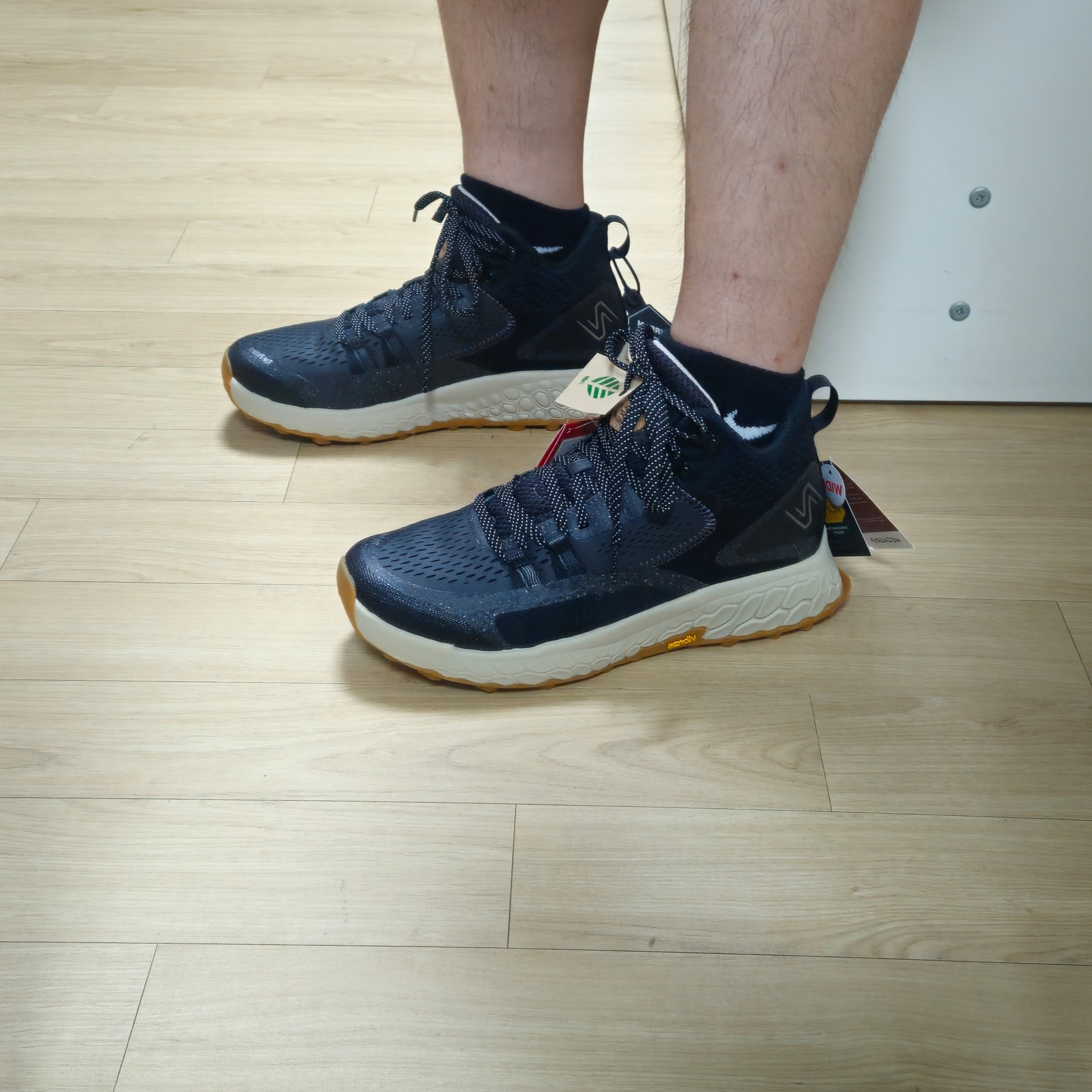 New Balance Fresh Foam X Hierro Mid Black Timberwolf - 2E Wide 착용 스타일 - 3