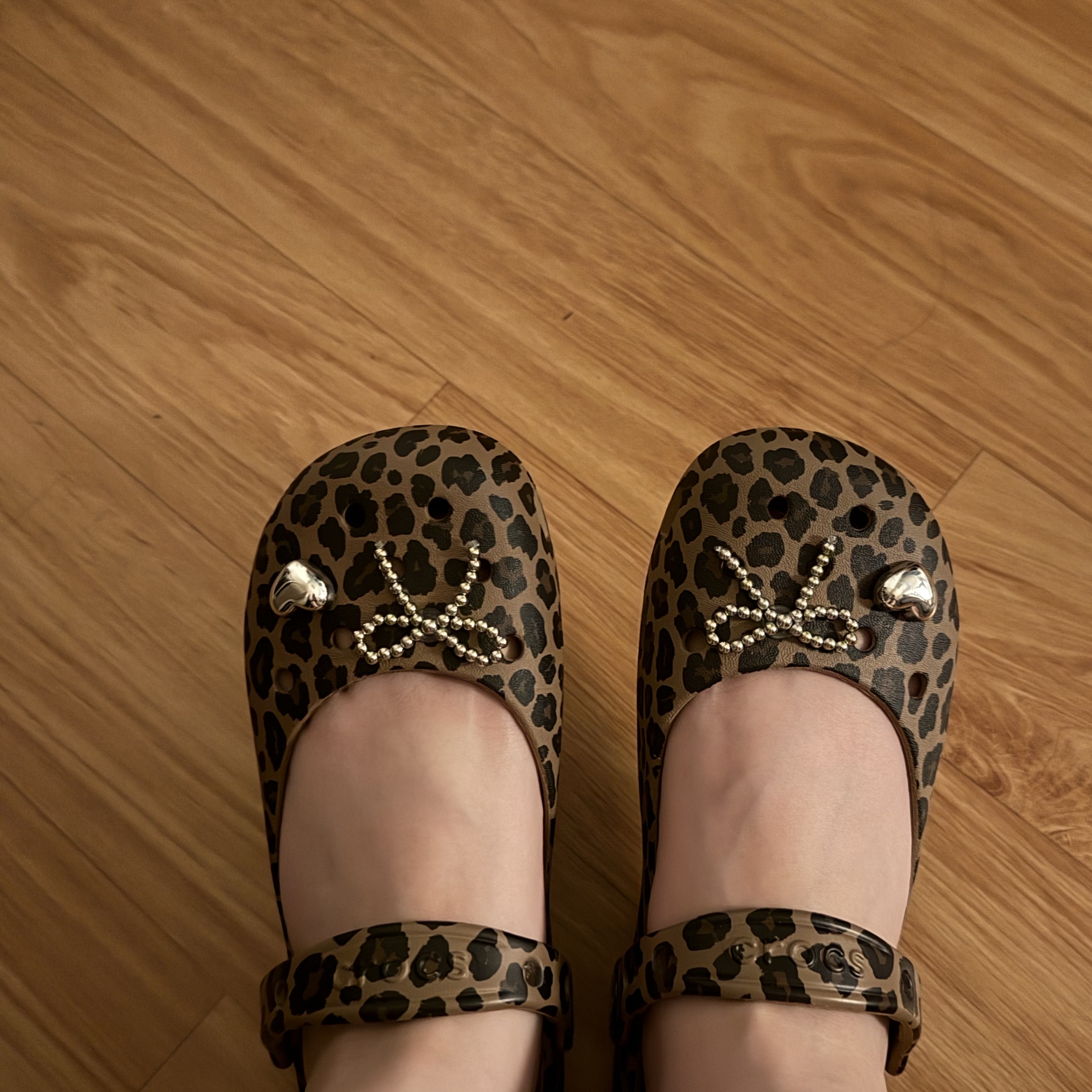 (W) Crocs Classic Animal Ballet Sepia Leopard 착용 스타일