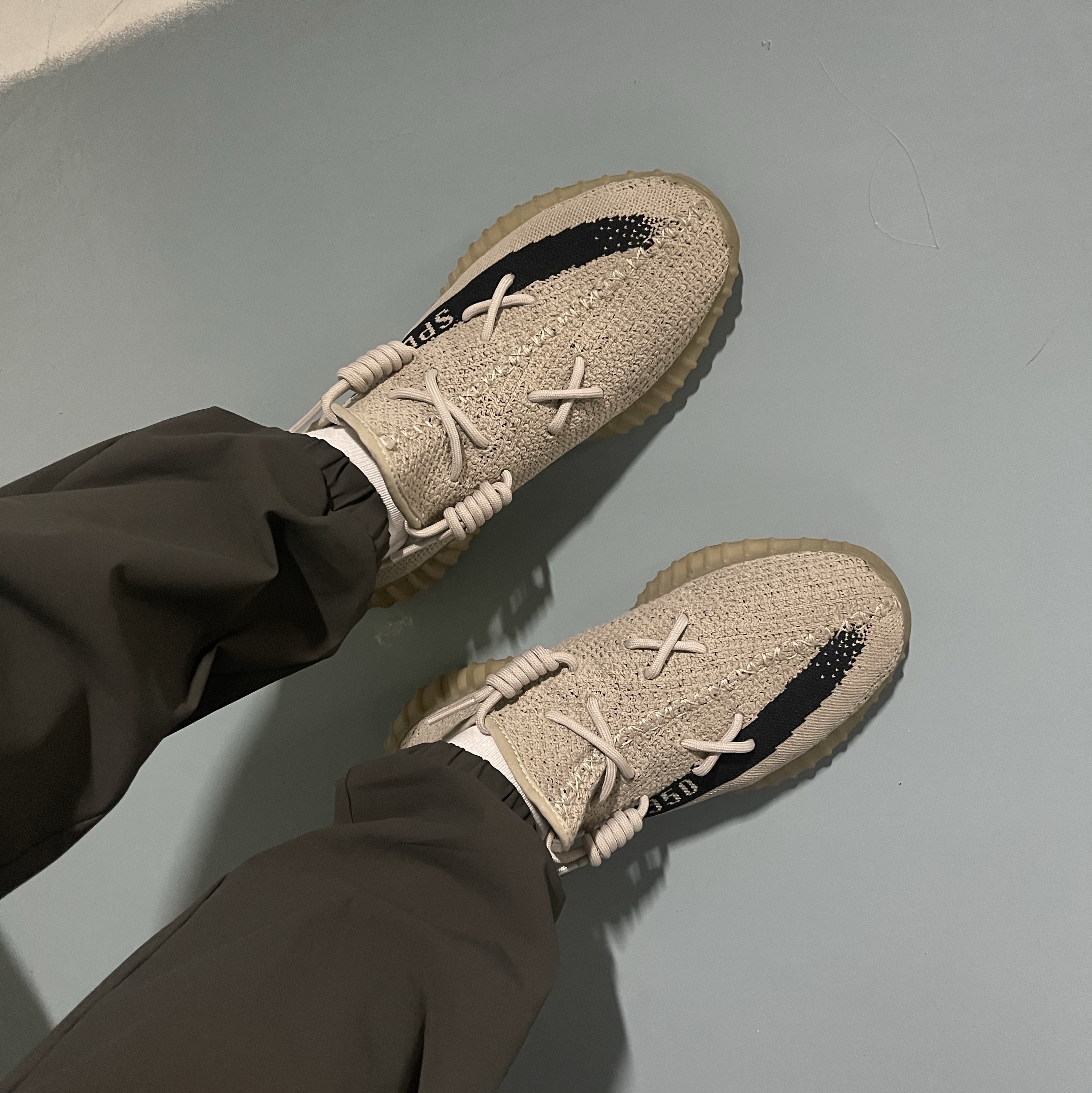 Adidas Yeezy Boost 350 V2 Slate Core Black 2022/2023 착용 스타일