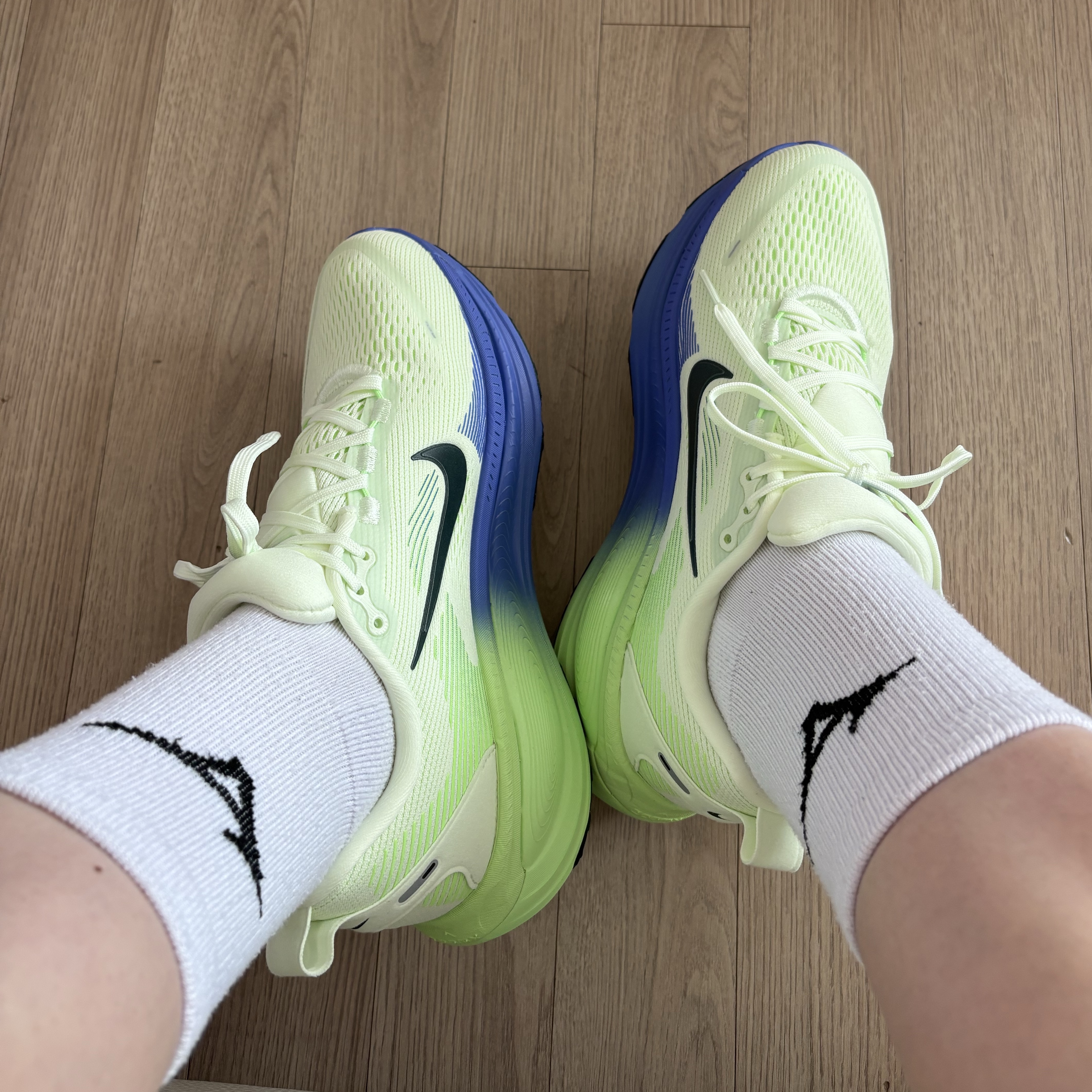 Nike Vomero 18 White Volt Tint 착용 스타일 - 4