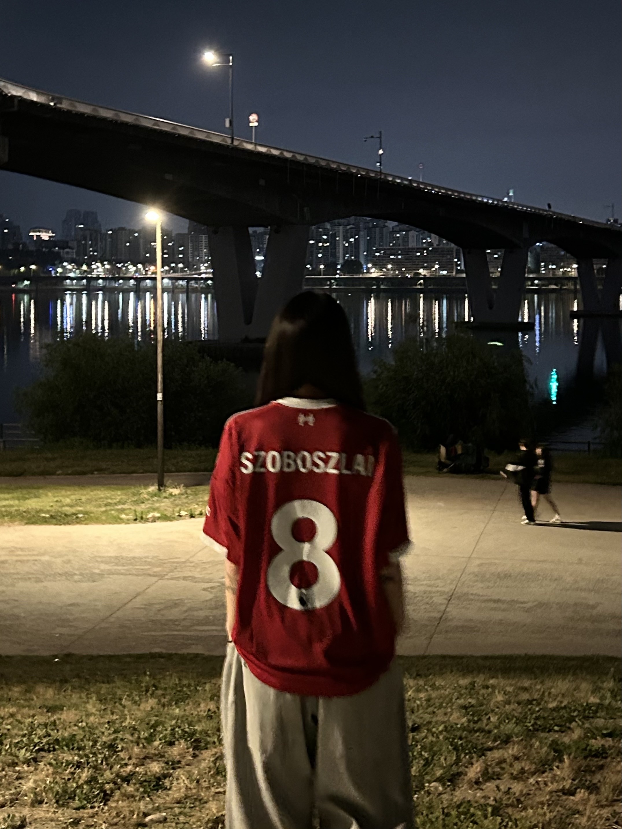 Adidas Liverpool FC 2025/26 Home Jersey Strawberry Red - KR Sizing (Non Marking Ver.), Adidas Liverpool FC 2025/26 Away Jersey Wonder White - KR Sizing (Non Marking Ver.) 착용 스타일 - 2