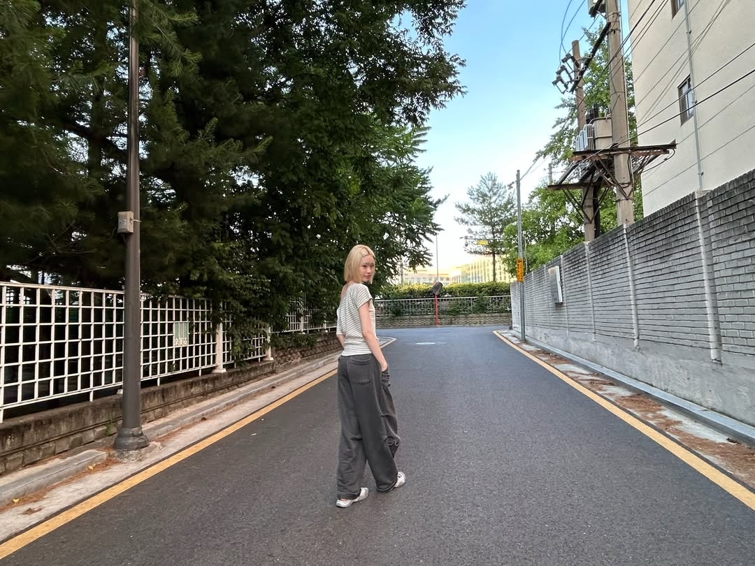 Rosefrantz Stripe One-shoulder T-shirt [Gray] 착용 스타일 - 4