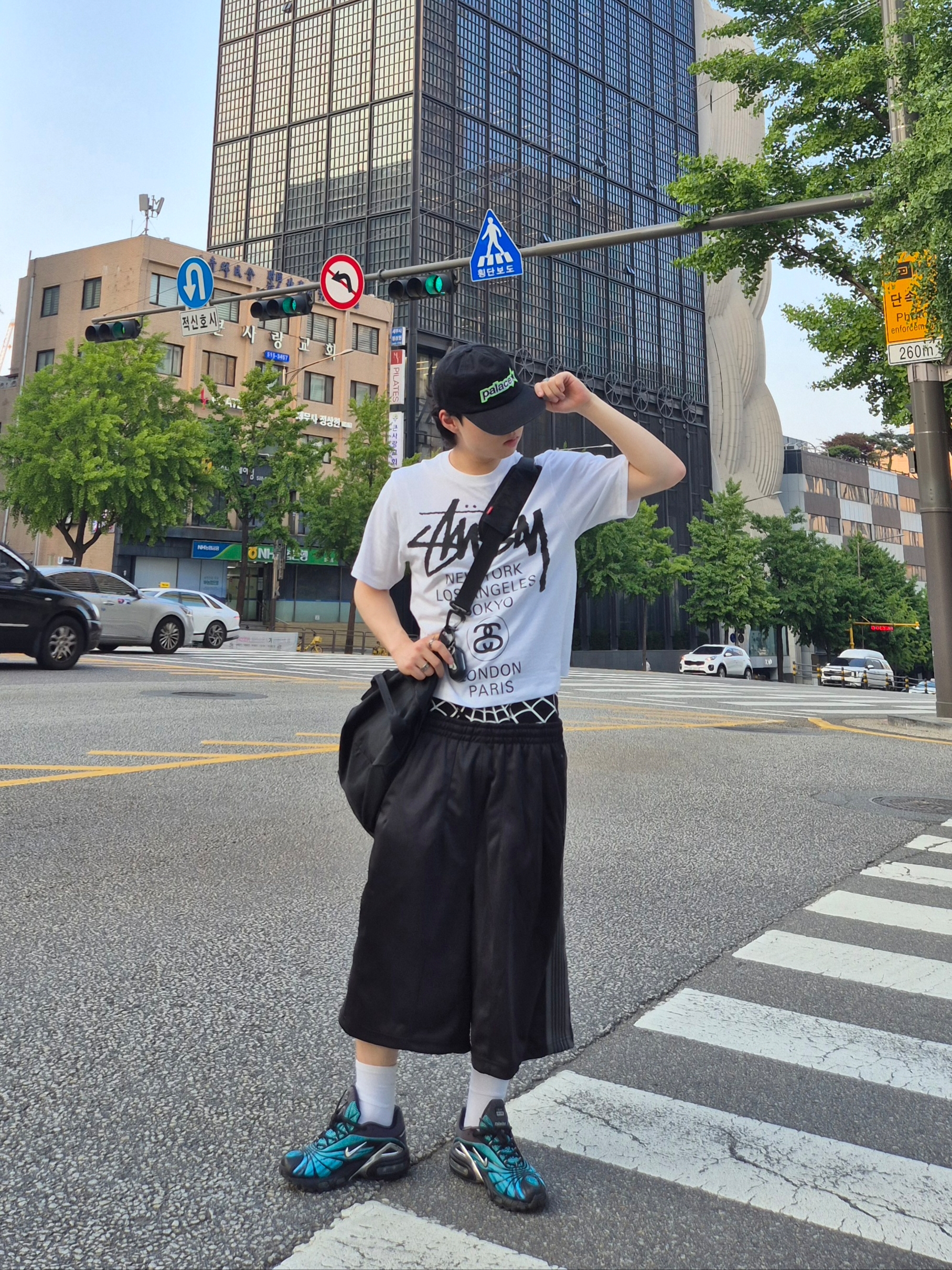 Stussy World Tour T-Shirt White, Supreme x Hanes Spider-Man Boxer Briefs Black (2 Pack) - 26SS 착용 스타일 - 2