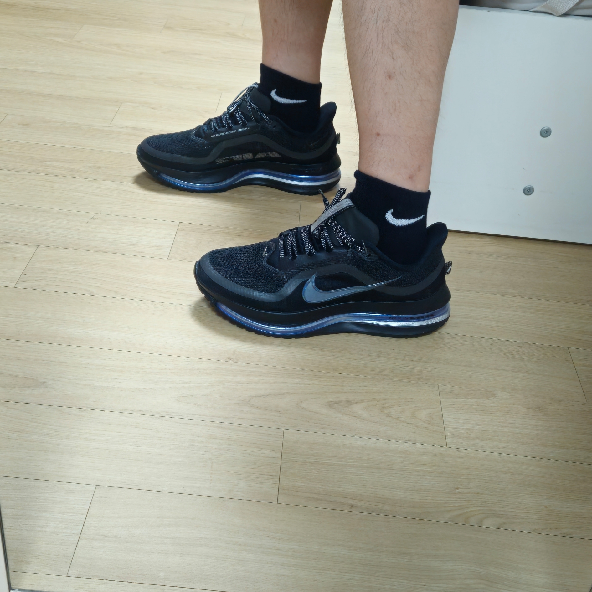 Nike Pegasus Premium Black Metallic Silver 착용 스타일 - 2