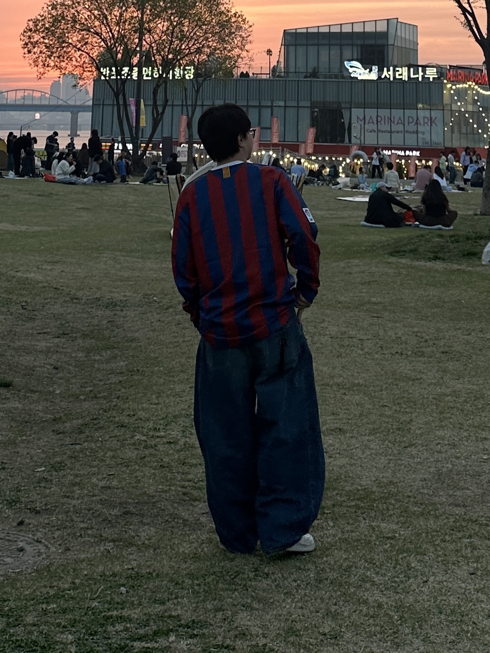 Nike FC Barcelona 2005/06 Retro Soccer Replica Long-Sleeve Jersey (HQ1461-471) (Non Marking Ver.), Nike Ronaldinho FC Barcelona 2005/06 Retro Soccer Replica Long-Sleeve Jersey (HQ1462-471) (Marking Ver.) 착용 스타일 - 3