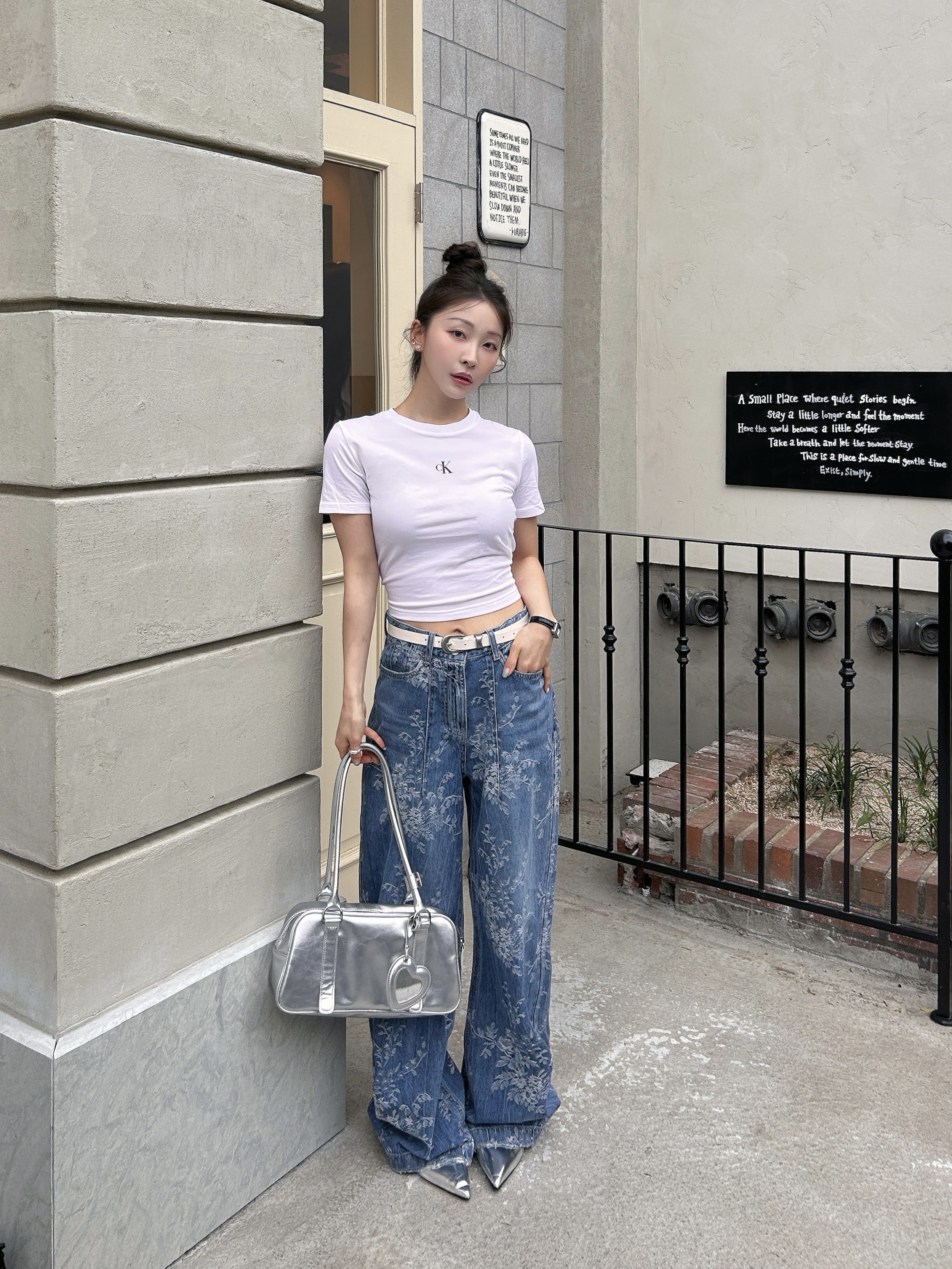 (W) Calvin Klein Rib Cropped Slim Fit T-Shirt Bright White 착용 스타일 - 4