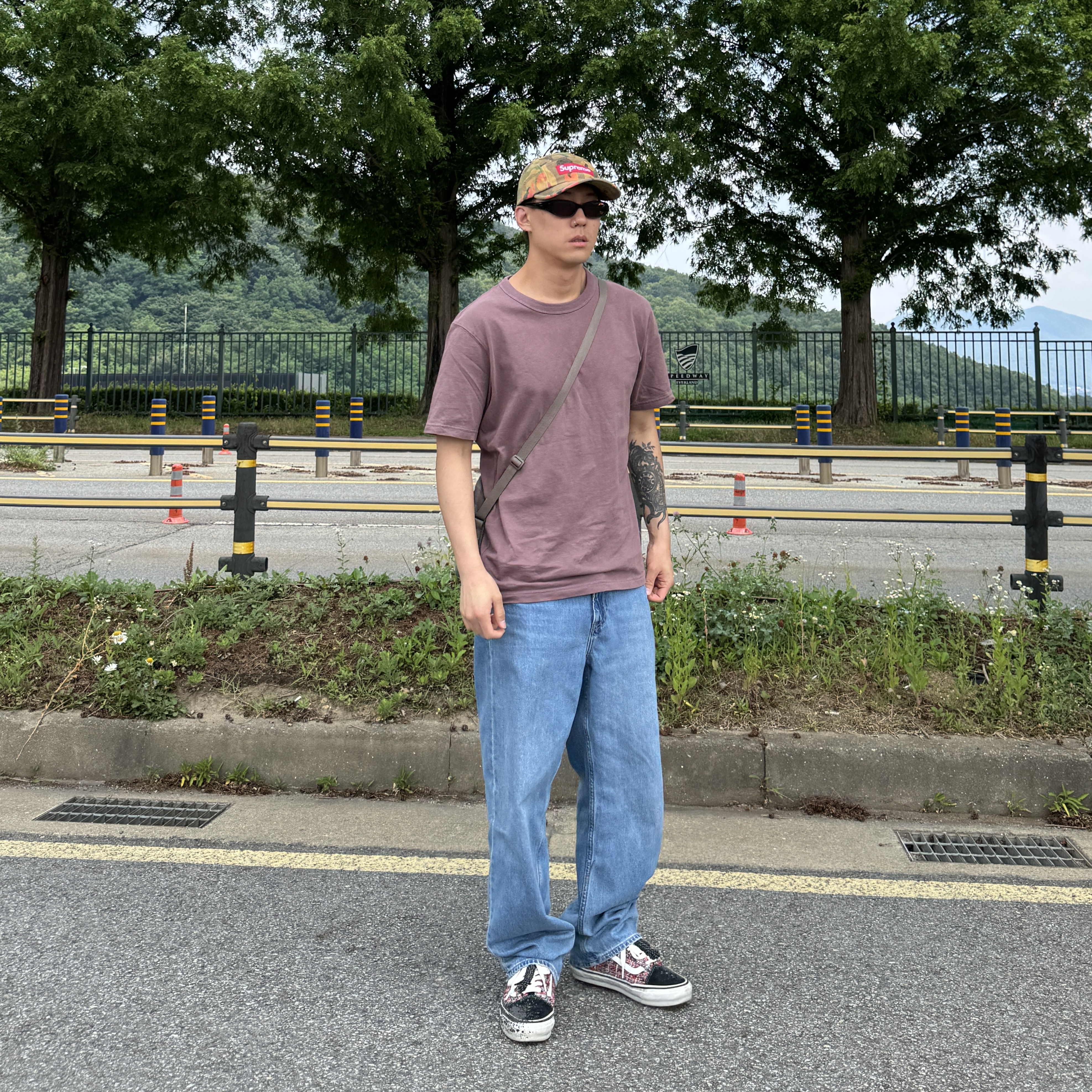 Supreme Shoulder Bag Woodland Camo - 24SS, Supreme Washed Canvas Camp Cap Tan Camo - 24SS 착용 스타일 - 3