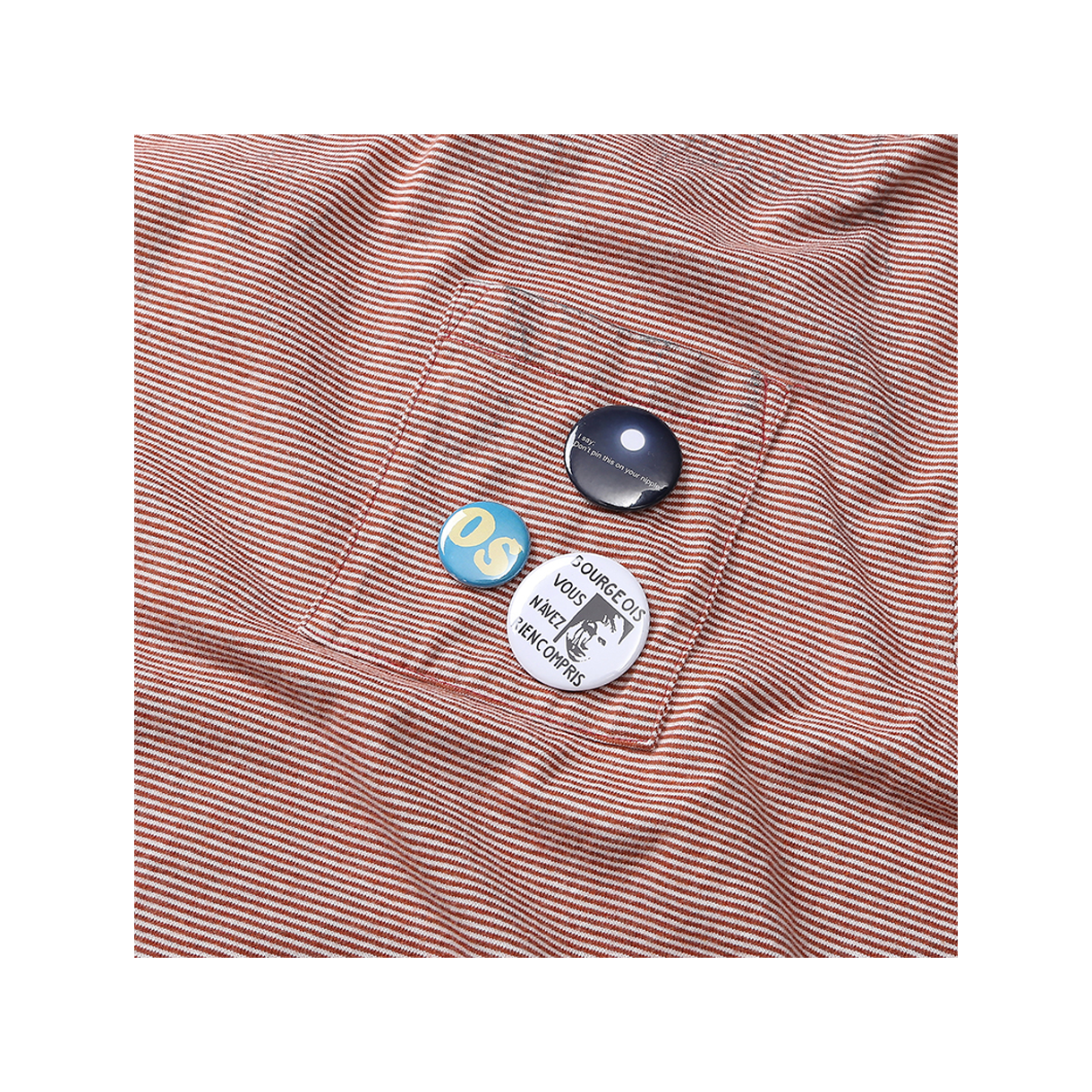 아웃도어서비스 더티 스트라이프 포켓 티 w/ 3핀 - 브릭(OS Dirty Stripe Pocket Tee w/ 3 Pins - Brick) - 4