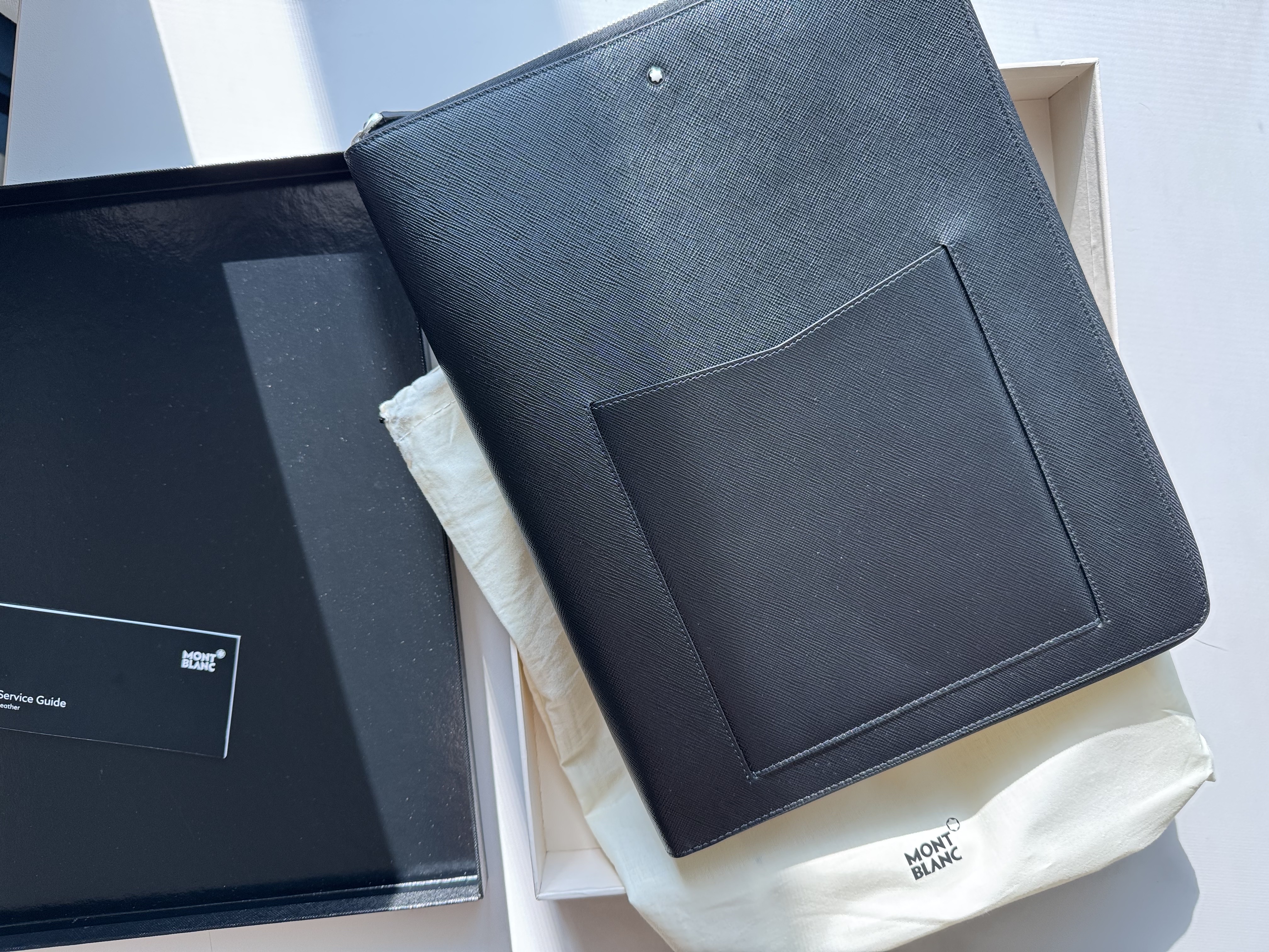 Montblanc Sartorial Notepad Case with Pocket Black 착용 스타일 - 2